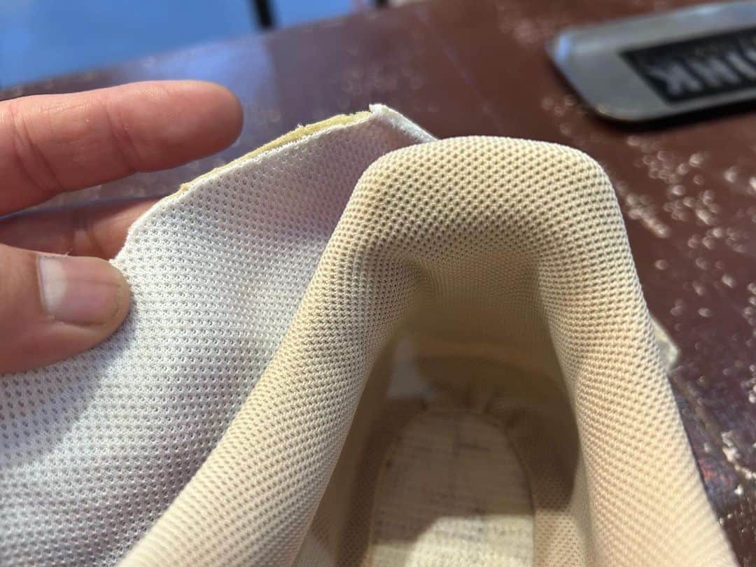 Sneaker At Randomのインスタグラム：「. ライニング修理 ライニング箇所メッシュでの交換が対応可能になりました！ レザーに比べると耐久性は劣りますが元がメッシュなので風合いが変わらず修理が可能です。 ライニング交換11000円〜 納期30日〜  #sneakeratrandom#スニーカーアトランダム#junkyard#ジャンクヤード#sneaker#スニーカー#スニーカー修理#スニーカーカスタム#市川#本八幡#梅田#阪神梅田本店#心斎橋#高円寺#angeluspaint#アンジェラスペイント#arata#アラタ#insoles#インソール#中敷き#shoeguard#シューガード」