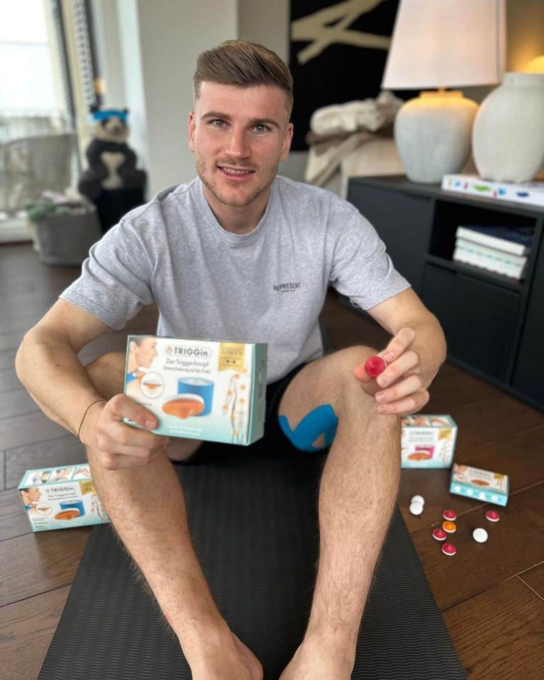 ティモ・ヴェルナーのインスタグラム：「Hey Guys! I'm happy to announce that I'm now the brand ambassador of @triggin_triggerknopf!  It's very likely that each one of you has already had physical issues due to muscle tension and trigger points. Especially for me as a professional athlete, such problems can be annoying and have a tangible negative impact on my performance.   With the trigger button, TRIGGin has created a simple way of working on trigger points and muscle tension. It's super helpful, as there's no restriction in mobility, having an effect during sports and everyday life, thanks to the combination of taping and triggering.  I am looking forward to the journey with TRIGGin and what is yet to come!  #ad #triggerpoints #triggerpunkte #physio #triggin #triggerknopf #triggern #football #timowerner #brandambassador #kinesiotaping」