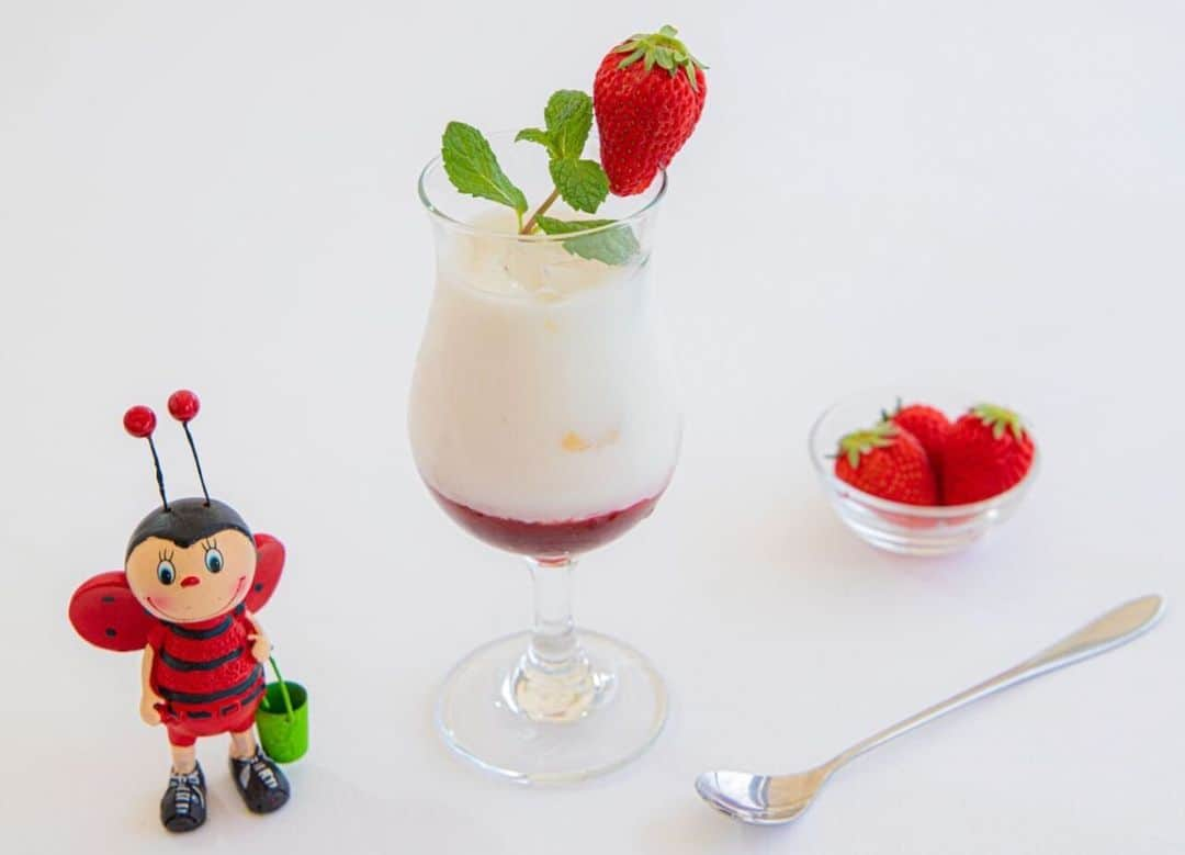 ミエレのインスタグラム：「淡路島西海岸いちごフェア　第2段🍓  ハニーいちごミルク 🍼 770yen(税込)  はちみつと淡路島産牛乳　果肉たっぷりの2種類の苺ソースをブレンド❣️ はちみつの甘みと苺の甘酸っぱい味が癖になる商品となっています❤️  4/19(水)〜5/31(水)の期間限定商品です😳  皆様のご来店心よりお待ちしております🐝〜〜  #ミエレ #miele #淡路島 #西海岸 #淡路島西海岸 #淡路島旅行 #淡路島観光 #淡路島観光 #淡路島旅行 #淡路島グルメ #淡路島カフェ #淡路島ランチ #淡路島ディナー #淡路島デート#カフェ #映えスポット #海の見えるカフェ  #苺フェア　#いちごミルク　#ハニーいちごミルク」