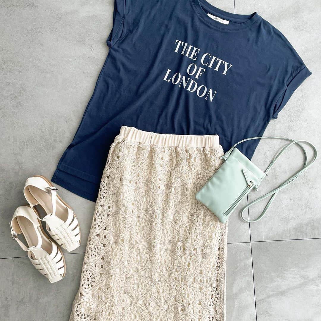 Lugnoncure（ルノンキュール）さんのインスタグラム写真 - (Lugnoncure（ルノンキュール）Instagram)「【Recommend Style】 クロシェ編みのデザインが華やかな スカートにはシンプルなロゴTシャツを 合わせて爽やかに。 ⁡ クロシェ編みスカートやグルカサンダルで さりげなく肌見せをすることで 程よい抜け感をプラスすることができます。 ⁡ ⁡ #T-shirt ¥2,970(tax incl.) _No.1212529 off-white/beige/sax blue/navy ⁡ #skirt ¥6,490(tax incl.) _No.1506090 off-white/black  ⁡ #bag ¥4,290(tax incl.) _No.1817367 off-white/mint/black 4月下旬発売予定 ⁡ #sandals ¥6,930(tax incl.) _No.1817302 off-white/gold/black ⁡ ⁡ ※オンラインショップにも順次入荷いたします。 ⁡ ⁡ ※商品画像は、撮影環境やご利用のPC・スマートフォンのモニター環境などにより実物と色味に差異がある場合がございます。 ⁡ ⁡ ⁡ #lugnoncure #ルノンキュール #オフコーデ #オフスタイル #休日コーデ #大人カジュアル #大人カジュアルコーデ #カジュアルコーデ #ナチュラルファッション #Tシャツコーデ #Tシャツ #スカート #クロシェ編み #2023ss #summer #canshopig」4月18日 18時02分 - lugnoncure