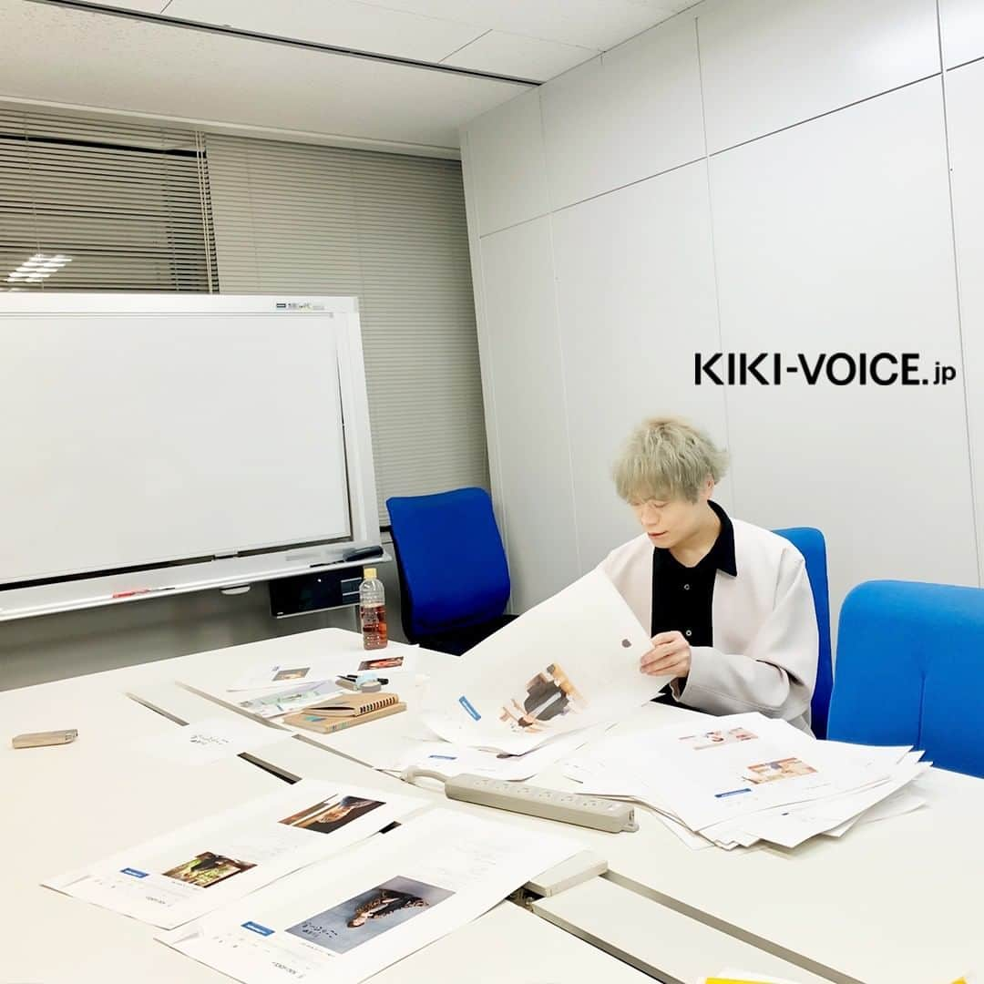 VOICE Newtypeさんのインスタグラム写真 - (VOICE NewtypeInstagram)「・ 「ボイスニュータイプ」のWEBサイト[KIKI]で連載中「#古川慎のここらで一息」 本日は撮影の際スタッフが収めた第61回のオフショットを公開📸  .  ”編集長”になった古川さんが 連載の魅力を伝える小冊子作りに #挑戦 した企画の後編。  どうすれば楽しい内容にできるか 時間をかけて真剣に悩んでいた古川さん。  古川さんらしい笑いと思いをたっぷり込めて完成した小冊子を ぜひお見逃しなく！ .  プロフィールのURLからKIKIにアクセス▶@voice_newtype 連載記事は「Journal 連載」のバナーからチェックできます🥰  ▼記事URL https://kiki-voice.jp/journal/1619  .  #古川慎 #声優 #オフショット #KIKIVOICEJP #ボイスニュータイプ #voicenewtype」4月18日 18時02分 - voice_newtype