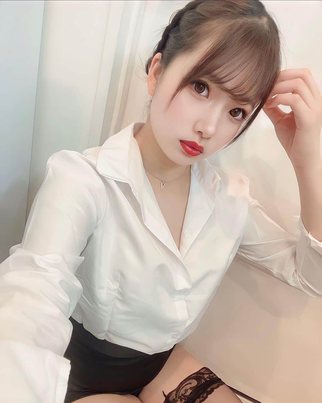 ゆいののインスタグラム：「⁡ OLイベント2日目💻 ⁡ こんなOLは嫌だ 絶対仕事できません🫢 ⁡ ✼••┈┈••✼••┈┈••✼••┈┈••✼••┈┈••✼ ⁡ 👠Show time 1部 ▷▶︎ 18:30open 19:00start 2部▷▶︎ 20:40open 21:15start 3部▷▶ 22:50open 23:30start ⁡ 下記リンクから 日付選択して予約出来ます🙆‍♀️ 💫https://ts.burlesque-tokyo.com/booking/ ⁡ 当日で記載が無くても 電話すると入れるかもです❣️ 📞 052-228-4141 ⁡ 最寄りは地下鉄栄駅1番出口 1番出口から体感徒歩1分🚶‍♀️ 🔎🌎〒460-0003 名古屋市中区錦3丁目18-12  Minex88ビル 8F バーレスクTS ⁡ ✼••┈┈••✼••┈┈••✼••┈┈••✼••┈┈••✼ ⁡ ⁡ #burlesque #burlesqueTS #burlesquetokyo #バーレスク東京名古屋店 #バーレスクTS #バーレスク東京 #バーレスク #バーレスクtsゆいの #誰かの夢になって生きていく #エンタメ活動を止めない #ショーガール #ショークラブ #showgirl #showclub #showtime #showpub #nightclub #名古屋新名所#名古屋観光#love名古屋 #名古屋旅行#名古屋インスタ映え #錦3」