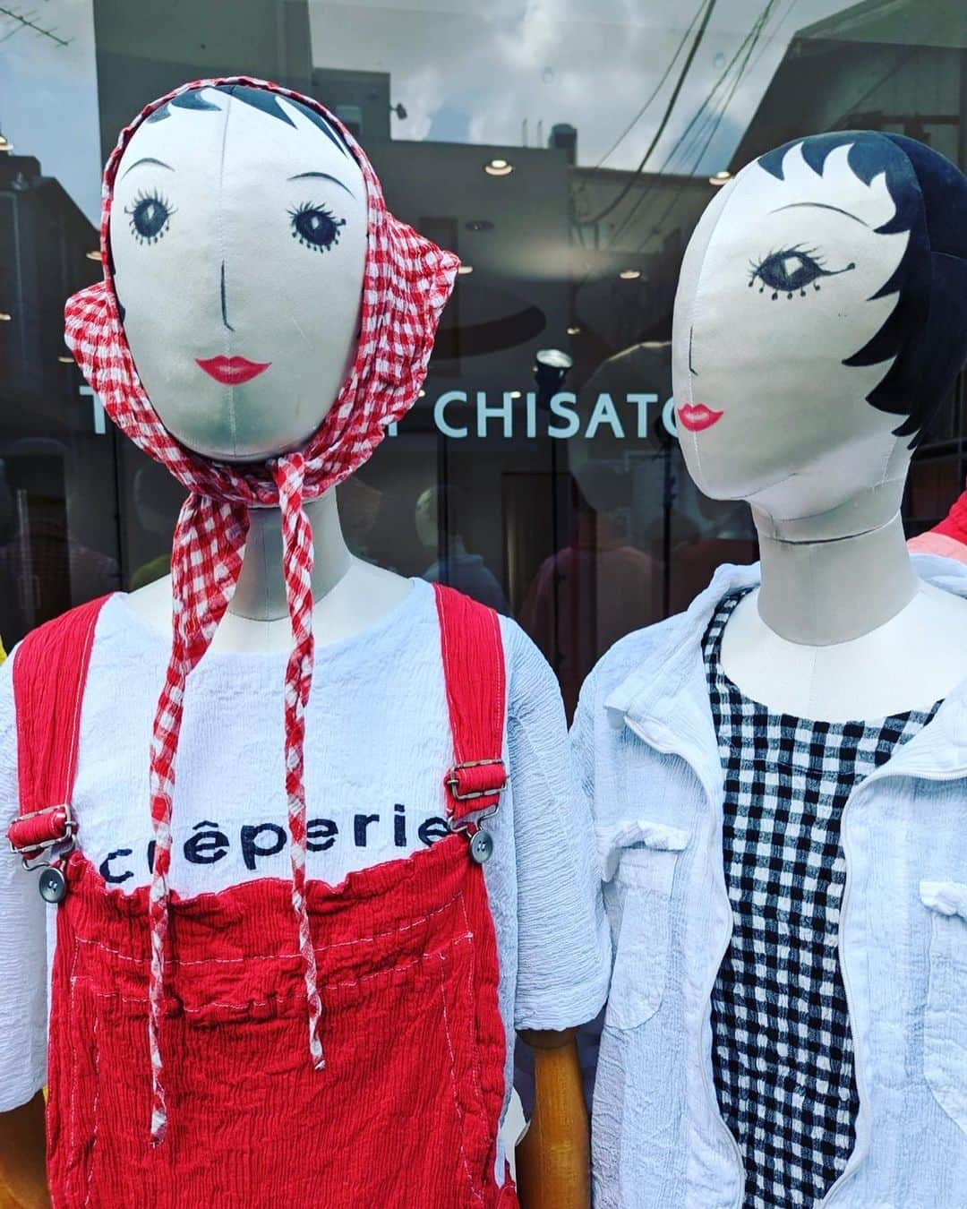 TSUMORI CHISATO Officialのインスタグラム：「4月19日(水)～25日(火)まで 伊勢丹新宿店 本館1階にて「crêperie tsumori chisato」のPOP UP イベントを開催します。  crêperie(クレプリ)とは1994年に発表した、コットン素材のシボ感が特徴的なアイテムです。 国内の工場、職人さんの高い技術によって作られる生地は、伸縮性が非常に高く、程よいフィット感で一度着るとクセになる着心地です。 シワを気にせずコンパクトにたためるので、これからの季節のご旅行や電車内での冷房対策など、持ち運びに便利なアイテムです。  開催期間：4月19日(水)～25日(火) 場所：伊勢丹新宿店 本館1階 プロモーション 営業時間：10時～20時  また、商品はイベント終了後にTC HOUSE Omotesandoと、ツモリチサトオンラインショップでも販売予定です。 #ツモリチサト #クレプリ #tsumorichisato #creperie #伊勢丹新宿店」