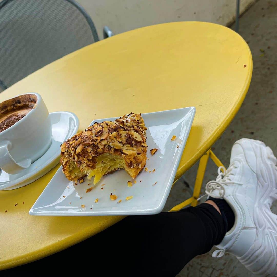 ヤスミン・アル＝マスリーさんのインスタグラム写真 - (ヤスミン・アル＝マスリーInstagram)「#life #dumb #thankful #son #movies #sun #cook #veggies #coffee #croissant #workout #smile #love #repeat .. ❤️ people are still allowed to buy #guns in #America and kill anyone whenever wherever they please.. #guns #control please @potus @potus 🙏🏻 oh and did I say bamba has dark chocolate on top now 😭」4月18日 12時36分 - jazmasri