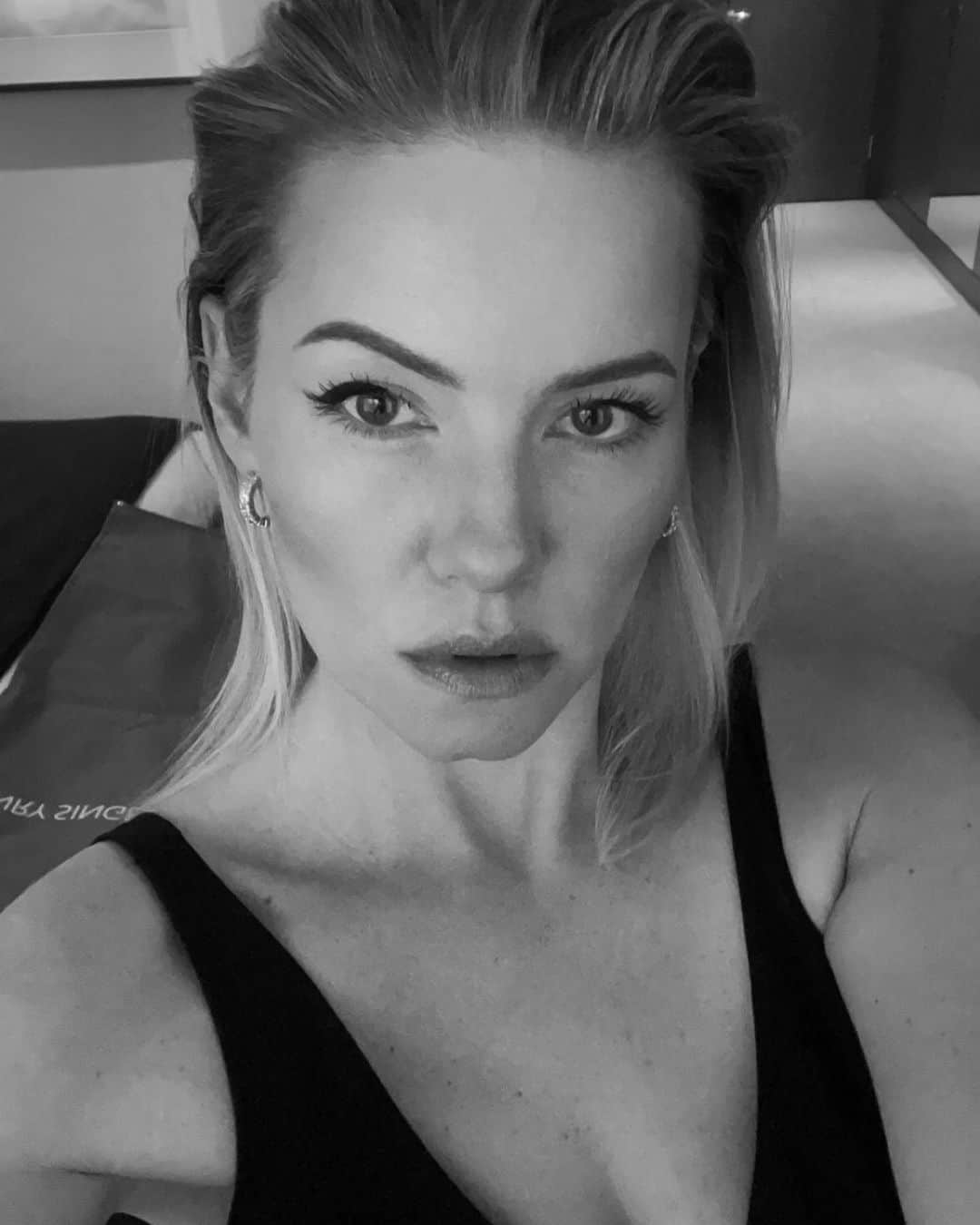 エリシャ・カスバートのインスタグラム：「Spring cleaning 💋 I’m in my “Old Content freaks me out,Era” 😜」