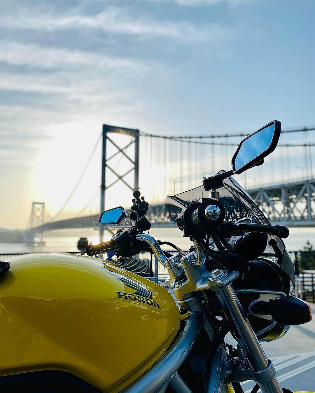 Honda 本田技研工業(株)さんのインスタグラム写真 - (Honda 本田技研工業(株)Instagram)「鮮やかなボディーと夜明け空のマッチングが素敵です♪ 暖かくなってきてツーリングがしたくなりますね😀 . 「大鳴門橋」 Photo by @cyclone.jokerrr . #MeandHonda #Honda #バイク #bike #HondaBike #VTR250 #写真 #photo #ファインダー越しの私の世界 . 本アカウントでは、「 #MeandHonda 」をつけてInstagramに投稿された皆さんの写真を紹介させていただきます。 Honda製品を取り入れた作品はもちろん、製品が写っていない作品も大歓迎です！ . 思い出の写真や自宅付近で撮影された写真など、たくさんのご投稿をお待ちしています。」4月18日 12時38分 - hondajp