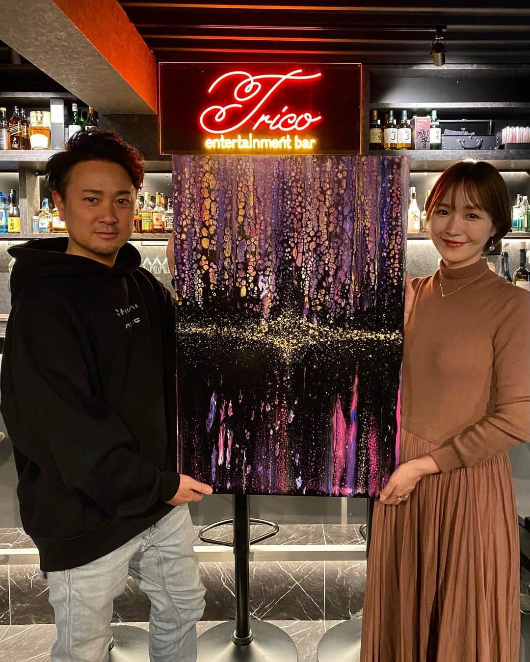 上妻未来さんのインスタグラム写真 - (上妻未来Instagram)「絵のお届けに行ってきました☺️  Entertainment BAR 【TRICO】  お店のコンセプトから 様々な表現の力が集まっているのを感じ、それに沿って彩り豊かに描きました。  エンターテイメントを作り出すために、裏では必死になって頑張っている。 そんな表と裏を写し鏡のように表現しました。 上が表、下が裏のイメージです。  また藤の花がライトアップされて見える様にもなっており、藤の花言葉は「歓迎」という意味があります。  お店に来られた方を歓迎するという意味も含んでいます＾＾  代表のキョウヘイさん オーダー頂きありがとうございました😊🙏✨ 相談しながら作った自信作です！！ 本当に感謝しています！  Special thanks @kyoheiobayashi   BAR @trico_ebisu   #恵比寿 #恵比寿バー  #新作 #画家  #アクリル絵の具 #癒し #ヒーリングアート#現代アート #アクリル画 #ポーリングアート #pouringart #liquitex  #instagramjapan #interiordesign #healingart  #instacute #artwork #painter #artist #art #acrylicpainting  #rinart #rinblue」4月18日 12時40分 - kozuma.m