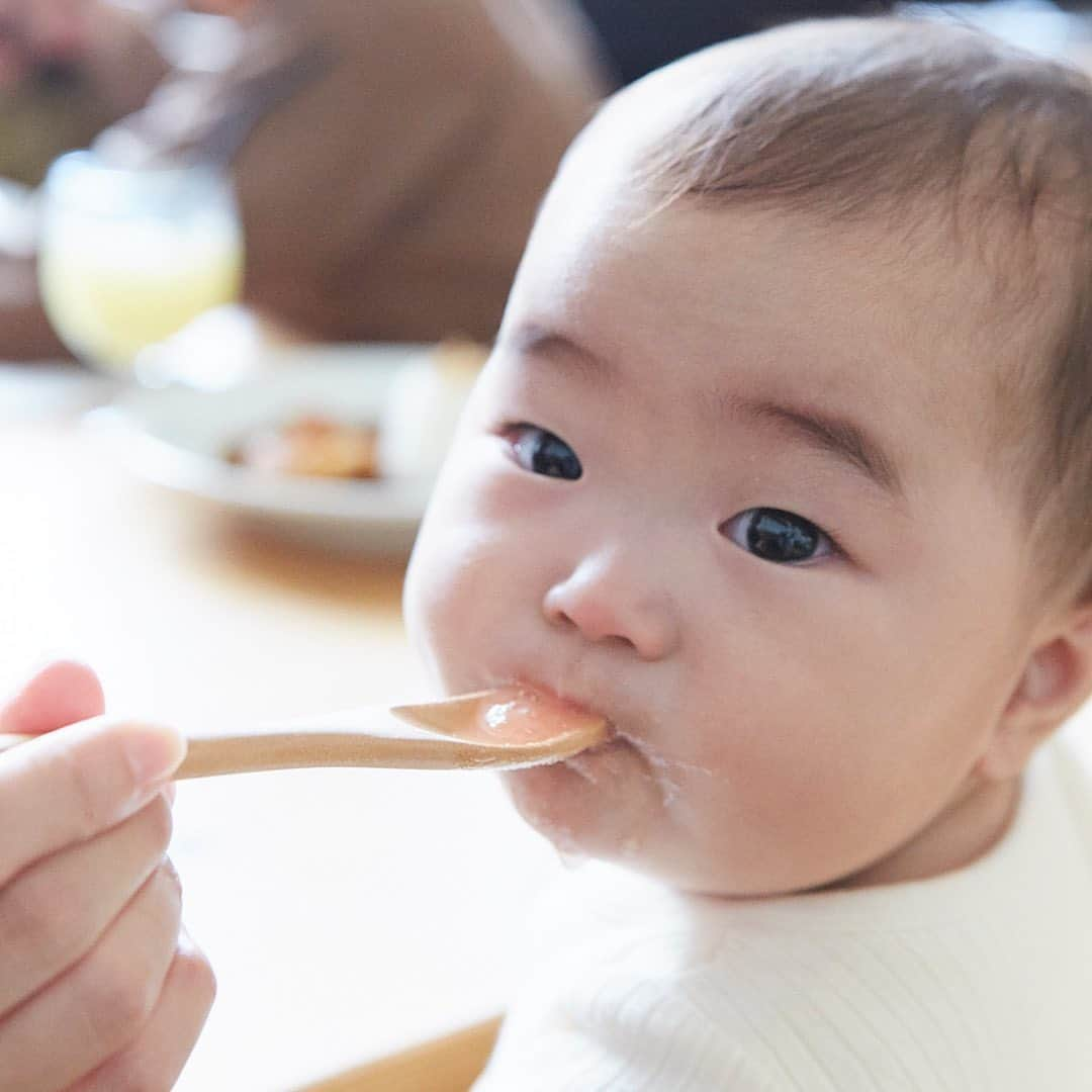 スープストックトーキョー 公式のインスタグラム：「・ 4月25日（火）より、Soup Stock Tokyo全店で 離乳食およびキッズセットの提供をはじめます。🥄   お客さまのライフステージが変わり、 ご家族やお子さまと一緒に ご来店いただく方も増えてきました。 Soup Stock Tokyoとして お子さまの成長を一緒に見届けながら、 お父さんやお母さんと一緒に 食事の時間を楽しんでいただきたいと、 一部の店舗で離乳食（後期）の 無料提供を開始いたしました。   大変多くのお客さまからご好評や SNSを通じたご称賛をいただき、 より多くの皆さまに お届けしたいという想いから 外食店舗全店での提供を行うことにいたしました。  もう少し大きくなったお子さまに向けては、 キッズセットもご用意しております。 ご家族でゆっくりと食事の時間をお楽しみください。   ーーーーーーーーーーーーーーーーー ■メニュー ・離乳食[後期]（無料） ※お一人様1杯まで ※提供量 100g ※対象月齢は9～11ヶ月（目安） ※テイクアウト・デリバリーは不可 ・キッズセット：スープ（Sサイズ）、ご飯 or お子様パン、ドリンク、福笑い（630円 税込)  ■提供店舗 Soup Stock Tokyo  外食店舗全店 ※家で食べるスープストックトーキョーを除く  ■提供開始日：2023年4月25日（火） ※一部店舗ではキッズチェアのご用意もございますので、お気軽にスタッフまでお声がけください。 ーーーーーーーーーーーーーーーーー  #soupstocktokyo#スープストックトーキョー #あかちゃんがなんどもおかわりしたくなる離乳食 #離乳食 #離乳食後期 #赤ちゃん #あかちゃん #育児 #子育て」