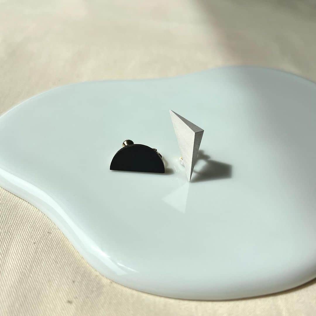Chocolatさんのインスタグラム写真 - (ChocolatInstagram)「4/26（水）21:00〜 オンラインショップにて新作アクセサリーを販売いたします。  オリジナルのウッドピース「六角形」「ダイヤモンド」「サークル」「半円」「半月」「キューブ」のほか、新しく仲間入りした「不等辺三角形」をハンドペイントした、すべて一点もののピアスとイヤリングです。  ひとつ（片耳）からの販売となりますので、お好きなかたちや色の組み合わせをお楽しみいただけます。お手持ちのピアス/イヤリングと合わせても◉  From 21:00, Wednesday 26 April (Japan time) New jewelry will be available on Corchea shop.  Handpainted original wood pieces 'hexagon', 'diamond', 'circle', 'semi circle', 'part moon' and 'cube', as well as the new addition 'scalene triangle', all one-off earrings and pierce earrings.  Sold individually (one earring), so you can choose your favourite shape and colour combination. You can also combine them with your existing earrings.  #newcollection #comingsoon  #コルチェア #シンプルアクセサリー #シンプルジュエリー　 #ウッドジュエリー #コンテンポラリージュエリー  #ジオメトリック  #図形  #軽量 #geometricjewelry #comtemporaryjewelry #modernjewelry #handpainted #minimalism #geometry #shapes  #modernwoodjewelry  #cherrywood #colourpallette #worldwideshipping」4月18日 12時47分 - chocolatandakito