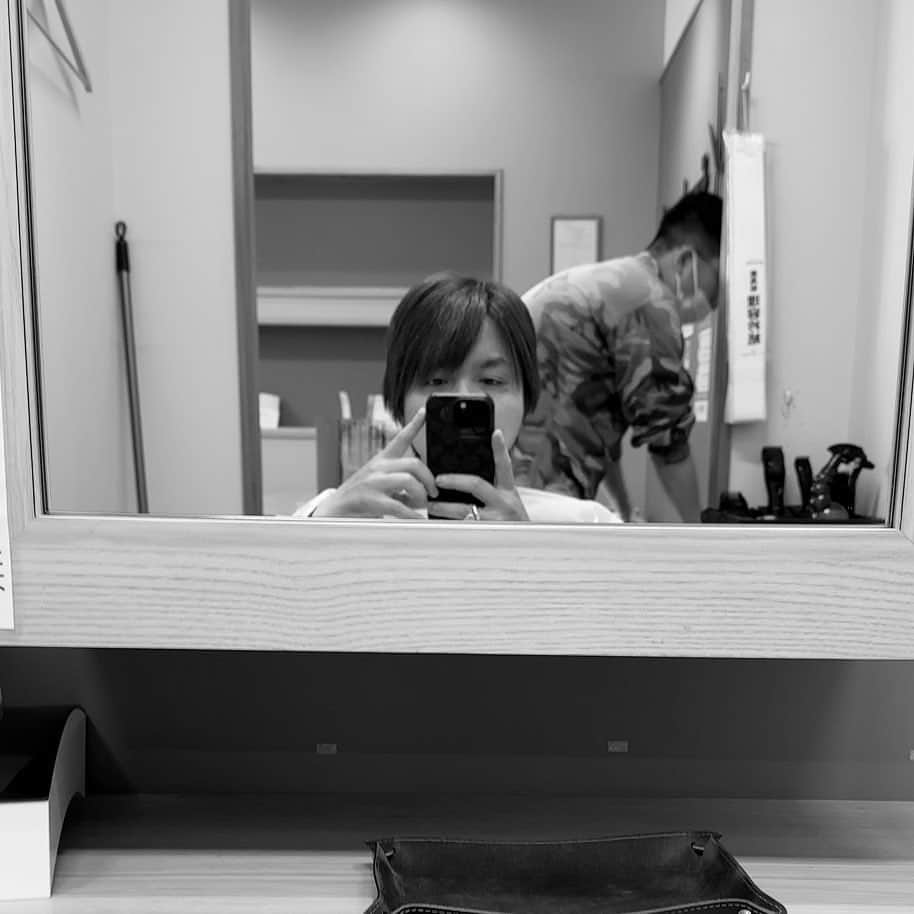のインスタグラム：「えっとですね  朝イチで東京出て 九州にいます  で、夕方まで暇なんで 気分でね 今はヘアカット来てます✂️  ええ こちらでも勿論¥1000カットですとも✂️  #俳優 #1000円カット #1000円カット好きと繋がりたい  #1000円カットで十分」