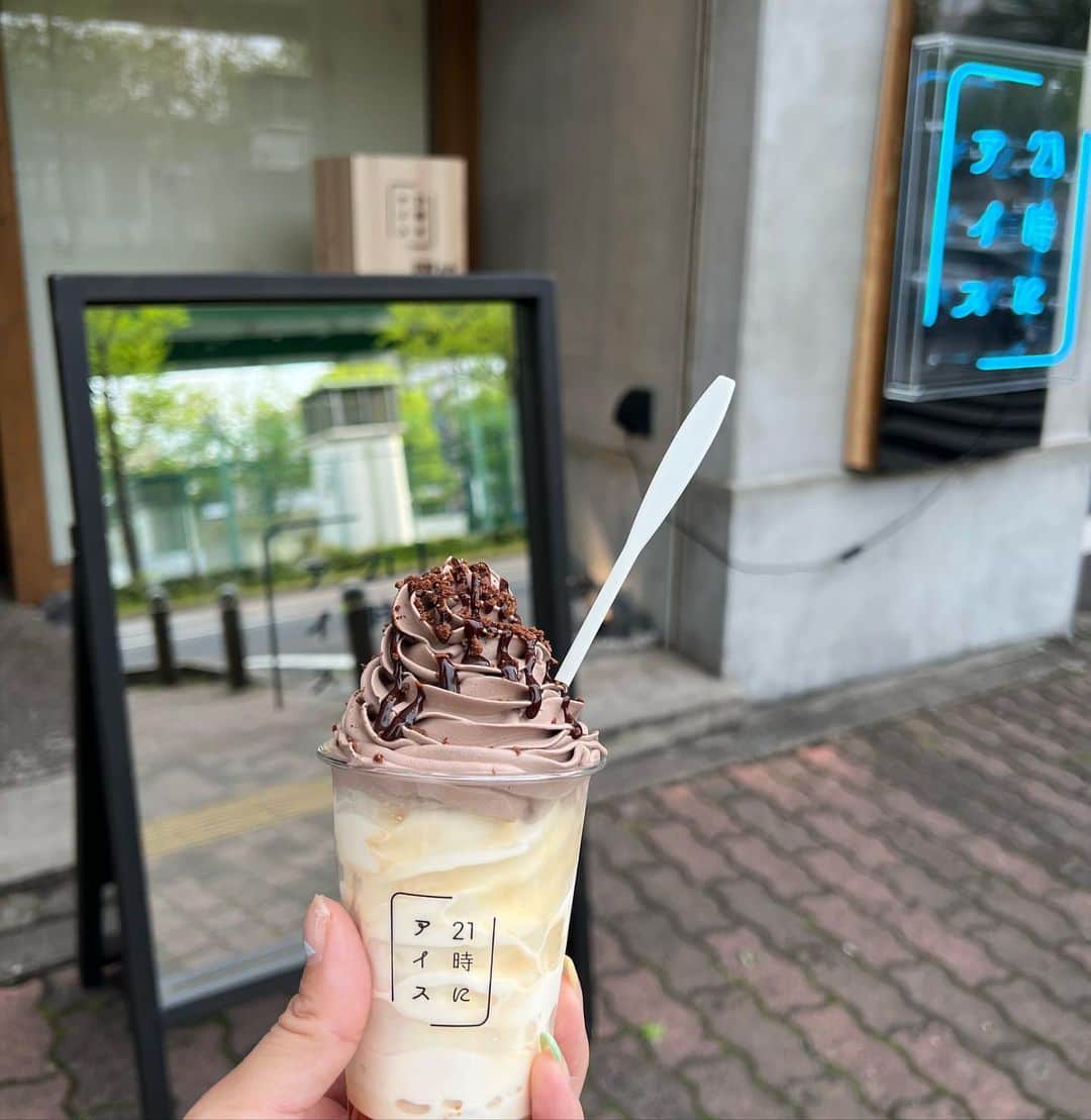 中村かなさんのインスタグラム写真 - (中村かなInstagram)「🍦 ・ ・ 大好きな " 21時にアイス " この日は名古屋大須店へ ・ 人気店なので オープン直後にうかがいましたが すぐに何人か並んでました やっぱり人気店🫶✨ ・ ほどよい甘さのアイスと ザクザクのコーンフレークが 大好き🍦🫶🫶 新メニューもでたみたいです🍦 また行かなくちゃ♡ ・ ・ 📍21時にアイス名古屋大須店 愛知県名古屋市中区大須3丁目5－１鈴木ビル１階 ・ ・ PR @21niice_nagoya_osu #２１時にアイス名古屋大須店 #２１時にアイス #締めパフェ #夜パフェ #ソフトクリーム #名古屋グルメ #大須アイス #大須カフェ #矢場町カフェ #栄カフェ #大須食べ歩き #上前津カフェ #上前津 #大須 #大須グルメ #夜カフェ #夜カフェ名古屋 #名古屋カフェ #名古屋グルメ #名古屋 #名古屋観光 #名古屋旅行 #名古屋市 #kakuozan #motoyama」4月18日 12時49分 - k777pime
