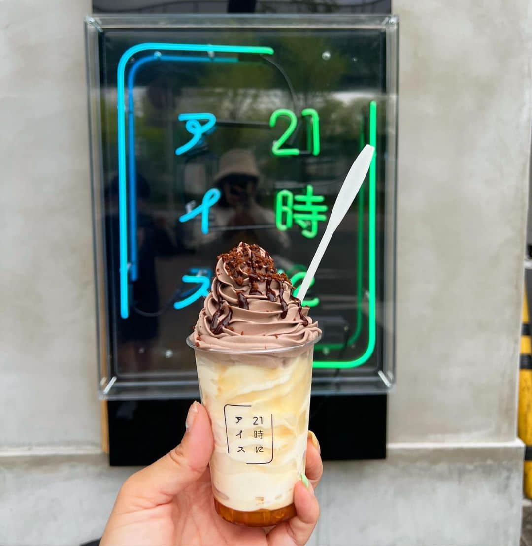 中村かなさんのインスタグラム写真 - (中村かなInstagram)「🍦 ・ ・ 大好きな " 21時にアイス " この日は名古屋大須店へ ・ 人気店なので オープン直後にうかがいましたが すぐに何人か並んでました やっぱり人気店🫶✨ ・ ほどよい甘さのアイスと ザクザクのコーンフレークが 大好き🍦🫶🫶 新メニューもでたみたいです🍦 また行かなくちゃ♡ ・ ・ 📍21時にアイス名古屋大須店 愛知県名古屋市中区大須3丁目5－１鈴木ビル１階 ・ ・ PR @21niice_nagoya_osu #２１時にアイス名古屋大須店 #２１時にアイス #締めパフェ #夜パフェ #ソフトクリーム #名古屋グルメ #大須アイス #大須カフェ #矢場町カフェ #栄カフェ #大須食べ歩き #上前津カフェ #上前津 #大須 #大須グルメ #夜カフェ #夜カフェ名古屋 #名古屋カフェ #名古屋グルメ #名古屋 #名古屋観光 #名古屋旅行 #名古屋市 #kakuozan #motoyama」4月18日 12時49分 - k777pime