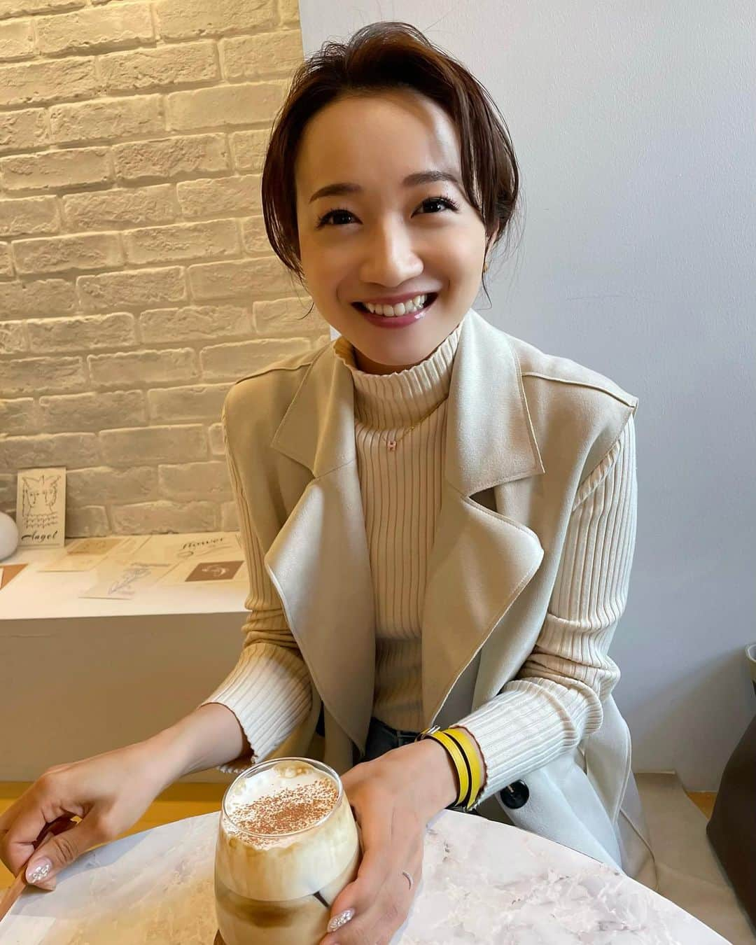 松原江里佳のインスタグラム：「☕️🍩 母と💁‍♀️久しぶりの新大久保ランチ☺️ サムギョプサル食べて🥓 アクセサリーみて👀 新しくできたカフェでまったり〜✨ 写真はアインシュペナーという なんだかオシャレなアイスコーヒー🥤 甘くてふわふわ…歓喜🙌 ♡ ♡ ♡ #新大久保 #カフェ #新大久保グルメ  #cafe #sweets #place  #スターダスト #フリーアナウンサー #でこ#アインシュペナー  #카페 #카페스타그램 #아나운서」