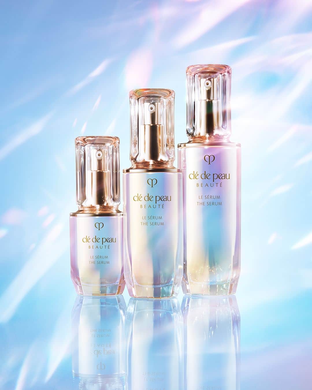 Clé de Peau Beauté Officialさんのインスタグラム写真 - (Clé de Peau Beauté OfficialInstagram)「Whether on your dresser, or on the go, our star product #TheSerum helps to relieve daily skin concerns, in three convenient and refillable bottle sizes. The first step in our #KeyRadianceCare ritual, this hydrating serum awakens Skin Intelligence while activating skin's regenerative powers with a blend of red, brown, and green kelp.  どこまでも精緻に、輝きを生み出すクレ・ド・ポー ボーテ #ルセラム（医薬部外品）はご自宅でも、外出先でも使えるように便利な 2 つのサイズをご用意しています*。 #キーラディアンスケア の最初のステップ、ル・セラム。 生命力を感じる豊かな海の恵みを抽出しブレンドしたケルプレックスGL（海藻エキス・グリセリン）配合。なめらかでふっくらとしたやわらかな肌へ導きます。 *国内では通常品は 30mL／50mL の販売です」4月18日 13時00分 - cledepeaubeaute