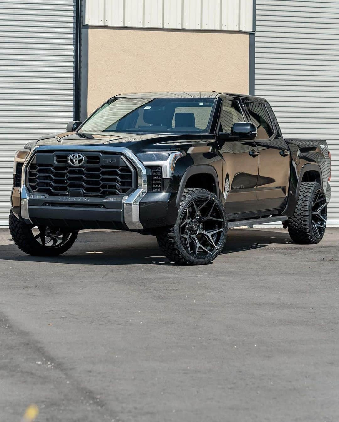 CARLiFESTYLEさんのインスタグラム写真 - (CARLiFESTYLEInstagram)「Toyota Tundra on @4playwheels #carlifestyle #tundra」4月18日 12時57分 - carlifestyle