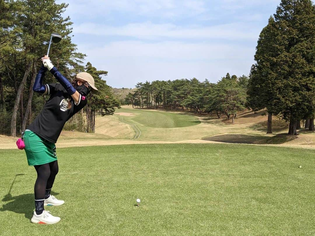 彼方茜香さんのインスタグラム写真 - (彼方茜香Instagram)「golf♥ 西日本釣り博でフィッティングした @dangshades_jp  のサングラスをかけて釣りじゃなくてgolf🕶⸒⸒ 目を守ることはほんとうに大切!! 釣り始めた頃知らなくて裸眼だったから「瞼裂斑(けんれつはん)」ぎみです。 だからサングラスは日中でも必須!! キャップも必須!! ネックガードも必須!! 皆さんも是非‪(っ ॑꒳ ॑c)  #saryngolf  #この数回110台  #目指せ90台」4月18日 12時58分 - serikaochikata