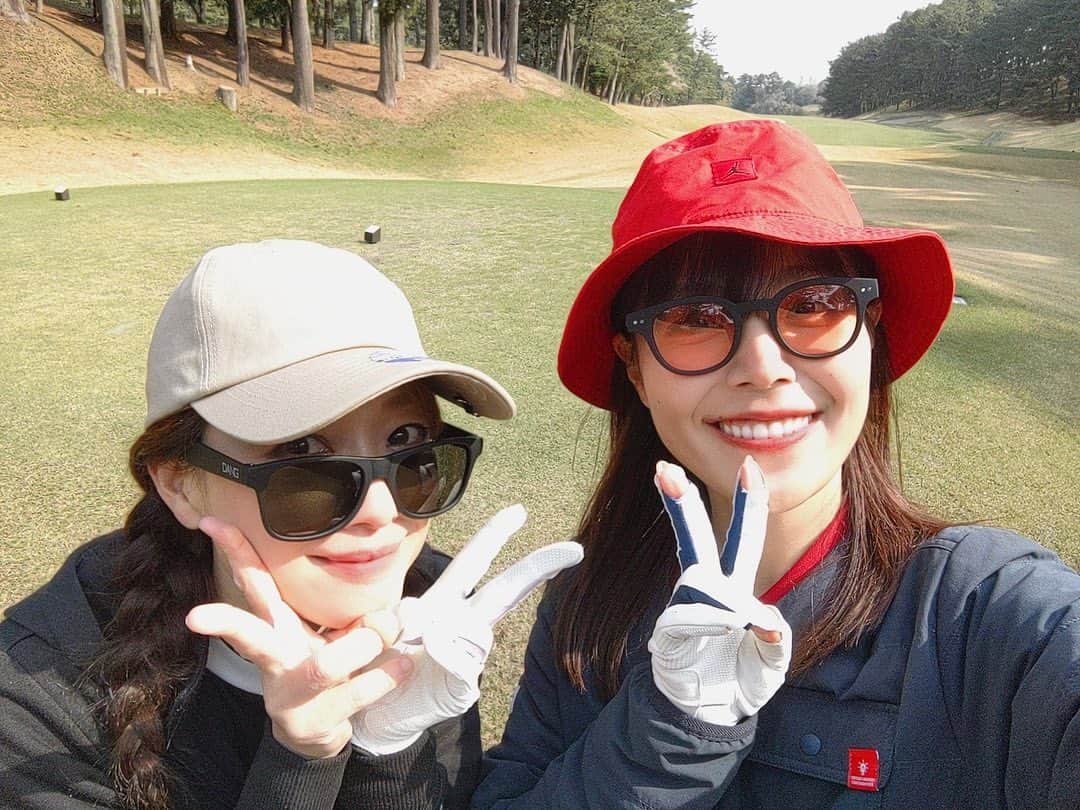 彼方茜香のインスタグラム：「golf♥ 西日本釣り博でフィッティングした @dangshades_jp  のサングラスをかけて釣りじゃなくてgolf🕶⸒⸒ 目を守ることはほんとうに大切!! 釣り始めた頃知らなくて裸眼だったから「瞼裂斑(けんれつはん)」ぎみです。 だからサングラスは日中でも必須!! キャップも必須!! ネックガードも必須!! 皆さんも是非‪(っ ॑꒳ ॑c)  #saryngolf  #この数回110台  #目指せ90台」