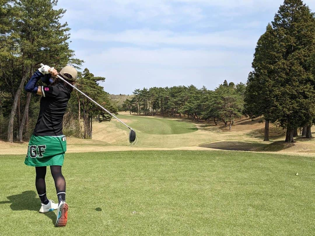 彼方茜香さんのインスタグラム写真 - (彼方茜香Instagram)「golf♥ 西日本釣り博でフィッティングした @dangshades_jp  のサングラスをかけて釣りじゃなくてgolf🕶⸒⸒ 目を守ることはほんとうに大切!! 釣り始めた頃知らなくて裸眼だったから「瞼裂斑(けんれつはん)」ぎみです。 だからサングラスは日中でも必須!! キャップも必須!! ネックガードも必須!! 皆さんも是非‪(っ ॑꒳ ॑c)  #saryngolf  #この数回110台  #目指せ90台」4月18日 12時58分 - serikaochikata