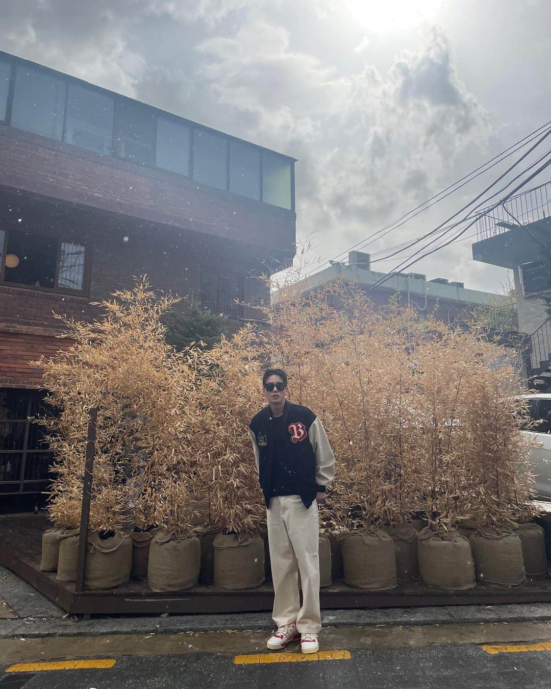 イテソンのインスタグラム：「rainy sunny🤟」