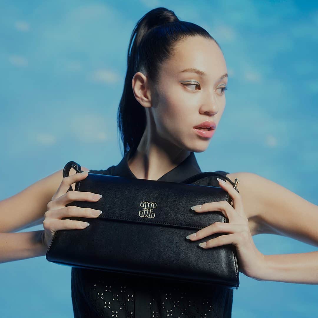 のインスタグラム：「. KIKO W/J コラボバッグ（フラップ） ￣￣￣￣￣￣￣￣￣￣￣￣￣￣￣￣￣￣￣￣  【4/19(水)WEB・店舗にて発売予定】 ¥ 15,620（税込）  水原希子さんコラボレーションアイテム。 しなやかなタッチのフェイクレザーを使用したカブセ付きタイプ。 女性らしさの中に 凛とした佇まいを持ったデザインです。  . 【詳細はプロフィールURLをチェック。】 ￣￣￣￣￣￣￣￣￣￣￣￣￣￣￣￣￣￣￣￣ #kiko_with_jillstuart #with_jillstuart #kikomizuhara #水原希子 #jillbyjillstuart #jillby  #ジルバイジルスチュアート #2023ss」