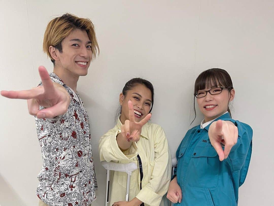 吉井香奈恵さんのインスタグラム写真 - (吉井香奈恵Instagram)「改めて舞台『猫と犬と約束の燈~2023編~』へ 足を運んでくださった皆様、配信見てくれていた皆様 ありがとうございましたっ🐾❤️❤️  約5.6年ぶり？の舞台 そして約10年ぶりくらいにギターを弾き 改めて挑戦させて頂けた事に感謝です💫  本番直前の場当たりの日に、足を怪我してしまい 演出を変えて松葉杖での登場になり 関係者の皆さん、キャストの皆さん、 お客様にはご心配おかけして本当にごめんなさい🥲  こんな大怪我初めてで大変な毎日ですが😂😂 無事舞台終えれた事にホッとしてます🥺  そして、キャストの皆さん めちゃくちゃ優しくて面白くて気さくで この仲間が大好きになりましたぁ〜🥹💕 みんなこれからも仲良くしてね🥹💖💖  また機会があれば舞台にも挑戦したいので オファーくださいっ！！！笑  その前に早く足治します😭✨✨✨  #吉井香奈恵 #かんちゃん #舞台 #猫犬2023 #ギター弾き語り」4月18日 13時12分 - yoshiikanae