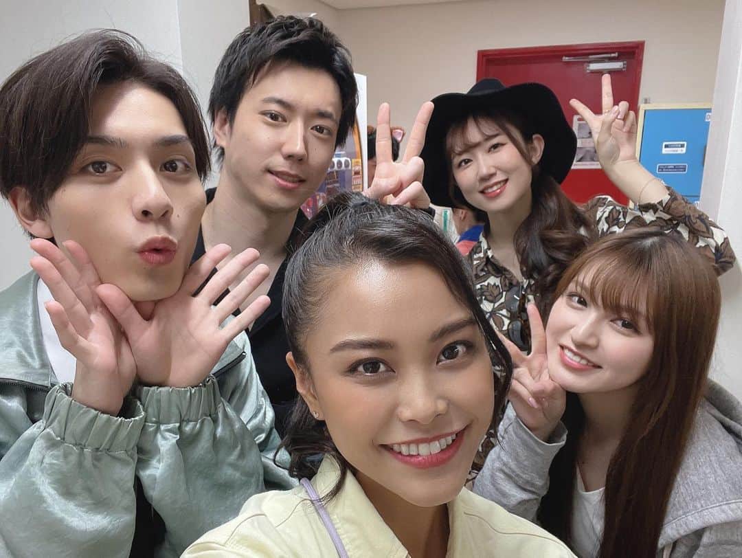 吉井香奈恵さんのインスタグラム写真 - (吉井香奈恵Instagram)「改めて舞台『猫と犬と約束の燈~2023編~』へ 足を運んでくださった皆様、配信見てくれていた皆様 ありがとうございましたっ🐾❤️❤️  約5.6年ぶり？の舞台 そして約10年ぶりくらいにギターを弾き 改めて挑戦させて頂けた事に感謝です💫  本番直前の場当たりの日に、足を怪我してしまい 演出を変えて松葉杖での登場になり 関係者の皆さん、キャストの皆さん、 お客様にはご心配おかけして本当にごめんなさい🥲  こんな大怪我初めてで大変な毎日ですが😂😂 無事舞台終えれた事にホッとしてます🥺  そして、キャストの皆さん めちゃくちゃ優しくて面白くて気さくで この仲間が大好きになりましたぁ〜🥹💕 みんなこれからも仲良くしてね🥹💖💖  また機会があれば舞台にも挑戦したいので オファーくださいっ！！！笑  その前に早く足治します😭✨✨✨  #吉井香奈恵 #かんちゃん #舞台 #猫犬2023 #ギター弾き語り」4月18日 13時12分 - yoshiikanae