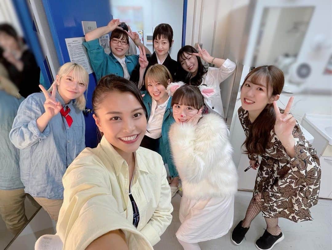 吉井香奈恵さんのインスタグラム写真 - (吉井香奈恵Instagram)「改めて舞台『猫と犬と約束の燈~2023編~』へ 足を運んでくださった皆様、配信見てくれていた皆様 ありがとうございましたっ🐾❤️❤️  約5.6年ぶり？の舞台 そして約10年ぶりくらいにギターを弾き 改めて挑戦させて頂けた事に感謝です💫  本番直前の場当たりの日に、足を怪我してしまい 演出を変えて松葉杖での登場になり 関係者の皆さん、キャストの皆さん、 お客様にはご心配おかけして本当にごめんなさい🥲  こんな大怪我初めてで大変な毎日ですが😂😂 無事舞台終えれた事にホッとしてます🥺  そして、キャストの皆さん めちゃくちゃ優しくて面白くて気さくで この仲間が大好きになりましたぁ〜🥹💕 みんなこれからも仲良くしてね🥹💖💖  また機会があれば舞台にも挑戦したいので オファーくださいっ！！！笑  その前に早く足治します😭✨✨✨  #吉井香奈恵 #かんちゃん #舞台 #猫犬2023 #ギター弾き語り」4月18日 13時12分 - yoshiikanae