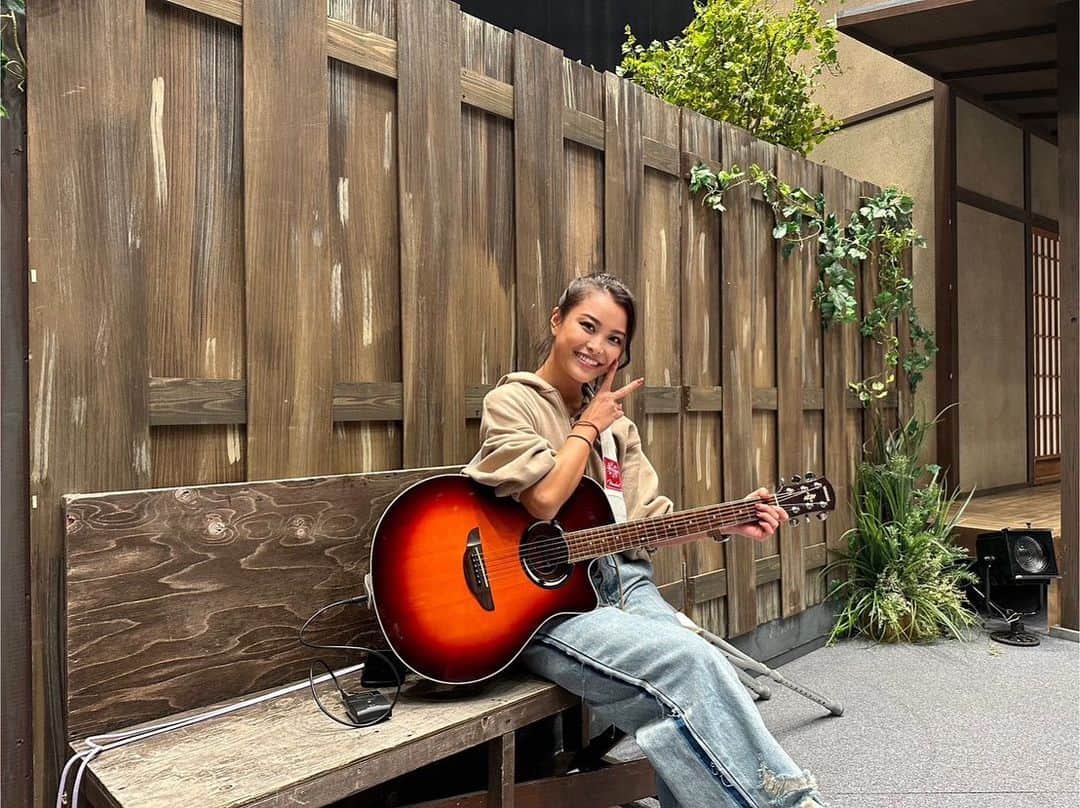 吉井香奈恵さんのインスタグラム写真 - (吉井香奈恵Instagram)「改めて舞台『猫と犬と約束の燈~2023編~』へ 足を運んでくださった皆様、配信見てくれていた皆様 ありがとうございましたっ🐾❤️❤️  約5.6年ぶり？の舞台 そして約10年ぶりくらいにギターを弾き 改めて挑戦させて頂けた事に感謝です💫  本番直前の場当たりの日に、足を怪我してしまい 演出を変えて松葉杖での登場になり 関係者の皆さん、キャストの皆さん、 お客様にはご心配おかけして本当にごめんなさい🥲  こんな大怪我初めてで大変な毎日ですが😂😂 無事舞台終えれた事にホッとしてます🥺  そして、キャストの皆さん めちゃくちゃ優しくて面白くて気さくで この仲間が大好きになりましたぁ〜🥹💕 みんなこれからも仲良くしてね🥹💖💖  また機会があれば舞台にも挑戦したいので オファーくださいっ！！！笑  その前に早く足治します😭✨✨✨  #吉井香奈恵 #かんちゃん #舞台 #猫犬2023 #ギター弾き語り」4月18日 13時12分 - yoshiikanae