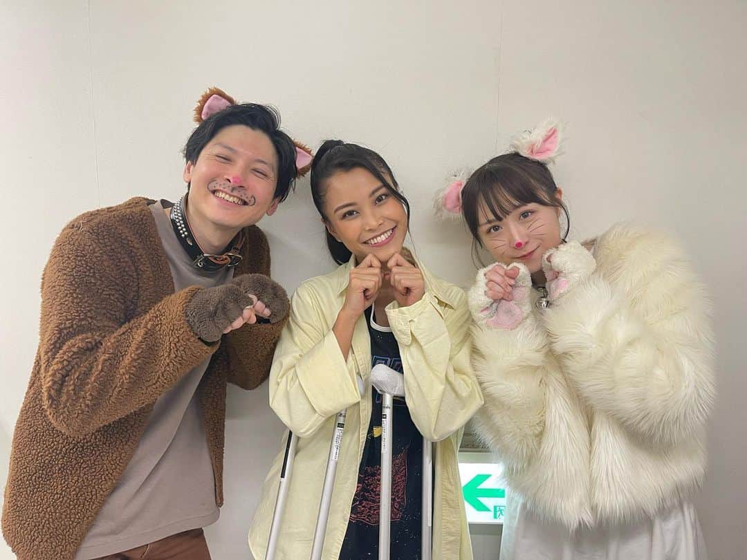 吉井香奈恵さんのインスタグラム写真 - (吉井香奈恵Instagram)「改めて舞台『猫と犬と約束の燈~2023編~』へ 足を運んでくださった皆様、配信見てくれていた皆様 ありがとうございましたっ🐾❤️❤️  約5.6年ぶり？の舞台 そして約10年ぶりくらいにギターを弾き 改めて挑戦させて頂けた事に感謝です💫  本番直前の場当たりの日に、足を怪我してしまい 演出を変えて松葉杖での登場になり 関係者の皆さん、キャストの皆さん、 お客様にはご心配おかけして本当にごめんなさい🥲  こんな大怪我初めてで大変な毎日ですが😂😂 無事舞台終えれた事にホッとしてます🥺  そして、キャストの皆さん めちゃくちゃ優しくて面白くて気さくで この仲間が大好きになりましたぁ〜🥹💕 みんなこれからも仲良くしてね🥹💖💖  また機会があれば舞台にも挑戦したいので オファーくださいっ！！！笑  その前に早く足治します😭✨✨✨  #吉井香奈恵 #かんちゃん #舞台 #猫犬2023 #ギター弾き語り」4月18日 13時12分 - yoshiikanae