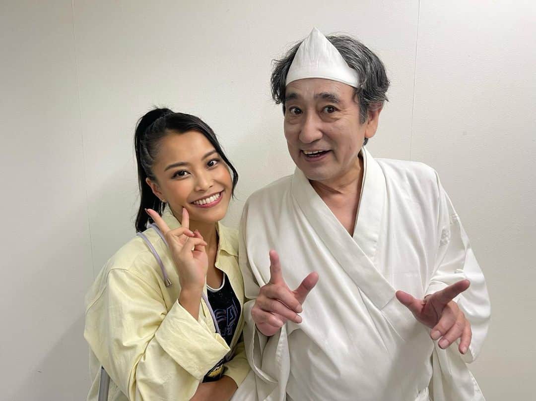 吉井香奈恵さんのインスタグラム写真 - (吉井香奈恵Instagram)「改めて舞台『猫と犬と約束の燈~2023編~』へ 足を運んでくださった皆様、配信見てくれていた皆様 ありがとうございましたっ🐾❤️❤️  約5.6年ぶり？の舞台 そして約10年ぶりくらいにギターを弾き 改めて挑戦させて頂けた事に感謝です💫  本番直前の場当たりの日に、足を怪我してしまい 演出を変えて松葉杖での登場になり 関係者の皆さん、キャストの皆さん、 お客様にはご心配おかけして本当にごめんなさい🥲  こんな大怪我初めてで大変な毎日ですが😂😂 無事舞台終えれた事にホッとしてます🥺  そして、キャストの皆さん めちゃくちゃ優しくて面白くて気さくで この仲間が大好きになりましたぁ〜🥹💕 みんなこれからも仲良くしてね🥹💖💖  また機会があれば舞台にも挑戦したいので オファーくださいっ！！！笑  その前に早く足治します😭✨✨✨  #吉井香奈恵 #かんちゃん #舞台 #猫犬2023 #ギター弾き語り」4月18日 13時12分 - yoshiikanae