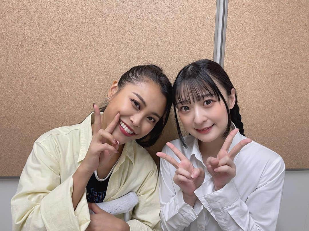 吉井香奈恵さんのインスタグラム写真 - (吉井香奈恵Instagram)「改めて舞台『猫と犬と約束の燈~2023編~』へ 足を運んでくださった皆様、配信見てくれていた皆様 ありがとうございましたっ🐾❤️❤️  約5.6年ぶり？の舞台 そして約10年ぶりくらいにギターを弾き 改めて挑戦させて頂けた事に感謝です💫  本番直前の場当たりの日に、足を怪我してしまい 演出を変えて松葉杖での登場になり 関係者の皆さん、キャストの皆さん、 お客様にはご心配おかけして本当にごめんなさい🥲  こんな大怪我初めてで大変な毎日ですが😂😂 無事舞台終えれた事にホッとしてます🥺  そして、キャストの皆さん めちゃくちゃ優しくて面白くて気さくで この仲間が大好きになりましたぁ〜🥹💕 みんなこれからも仲良くしてね🥹💖💖  また機会があれば舞台にも挑戦したいので オファーくださいっ！！！笑  その前に早く足治します😭✨✨✨  #吉井香奈恵 #かんちゃん #舞台 #猫犬2023 #ギター弾き語り」4月18日 13時12分 - yoshiikanae