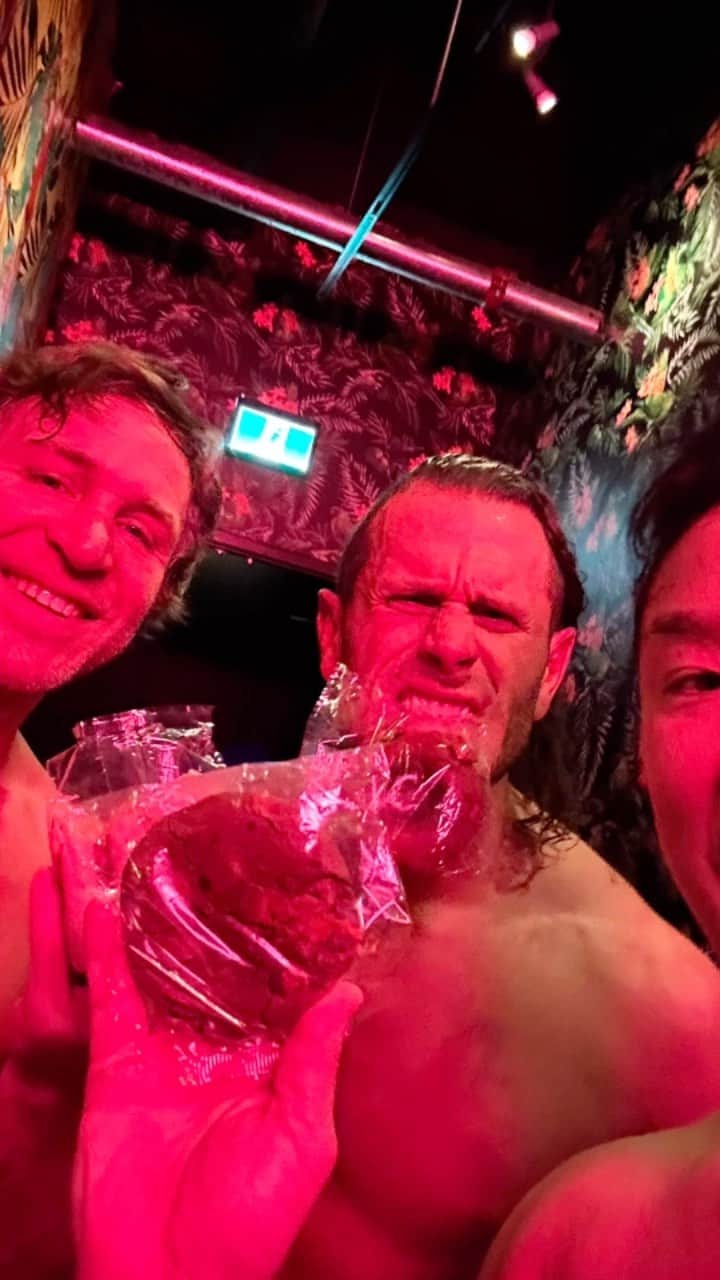 KUSHIDAのインスタグラム：「ワシントンからトロントの旅🇨🇦 Thank you @njpw_global and @impactwrestling fans. @tastethediff @projectsabin @im_yuya_uemura   📸 @beezzzzy   It's doesn't matter where people from countries with different languages ​​and cultures and even age.  Best friends.」