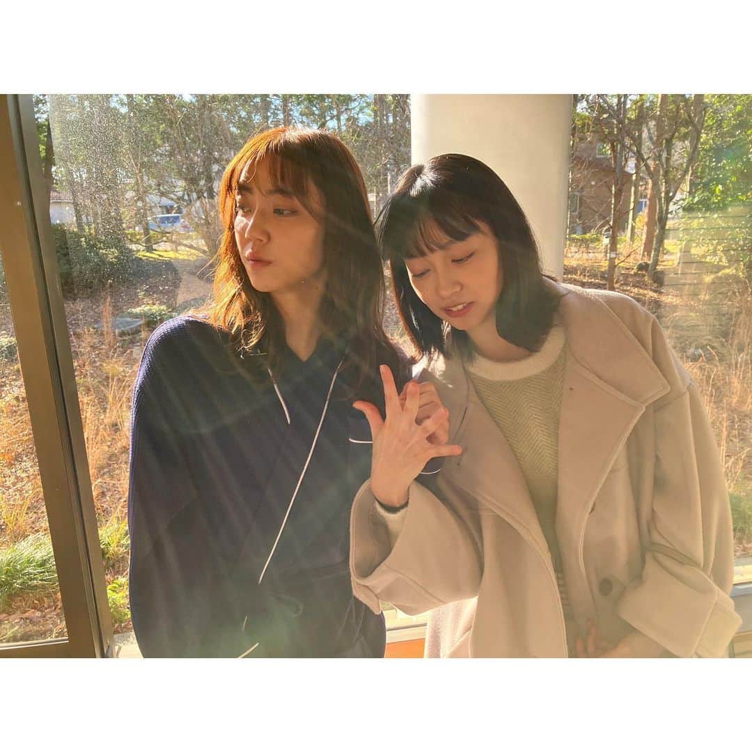 山谷花純のインスタグラム：「ドラマ『親友は悪女』第2話 本日4月18日3:25〜テレビ東京にて放送です。  手を繋ごうとしてる人と既に手を繋いでると思ってる人の一枚。笑  是非ご覧ください。  #親友は悪女 #清水くるみ #山谷花純 #テレビ東京 #杉pオフショット」