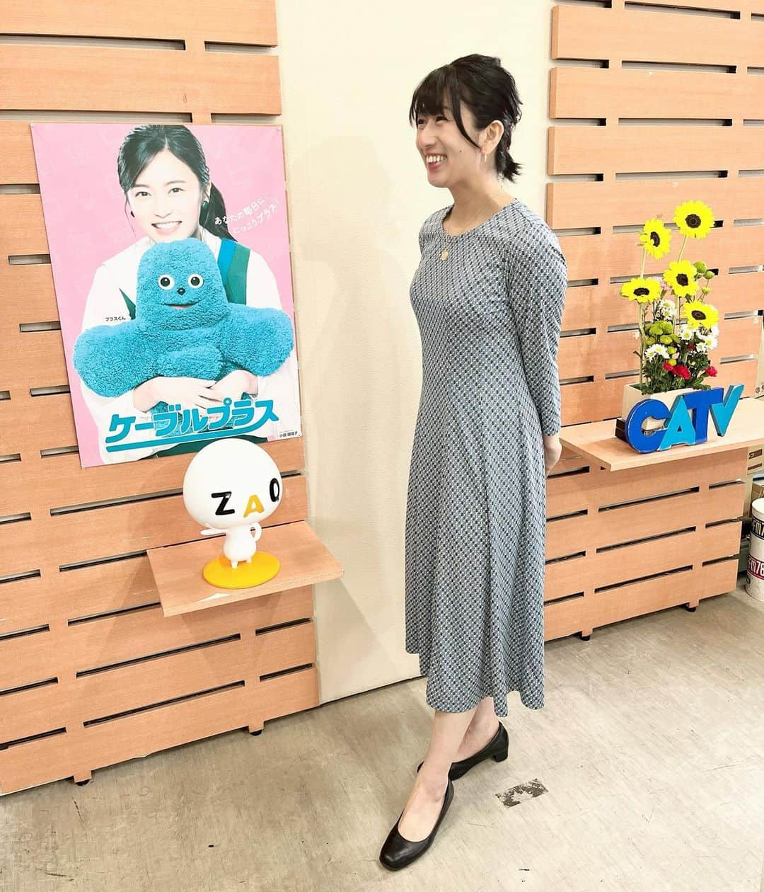 有働文子さんのインスタグラム写真 - (有働文子Instagram)「📹📹📹  アルファヘアー波崎店さん、いつもステキな髪型ありがとうございます👏  @alpha_hair_hasaki   2つ収録あるから、纏めちゃいましょーって✌️💫  また、ポーズ撮る時、笑いすぎた🤣 キメ顔が出来ない🥺➰  ⭐️ワンピース @eijikamata_fabrice  ⭐️ピアス  @kaoriiiii308   ♥♡♥♡♥ ⁡ #ootd #ワンピース #fabrice #ピアス #ori #銚子テレビキャスター  #銚子テレビ木曜キャスター  #銚子テレビニュース  #CATVニュース #銚子テレビ #スタジオのお花は #花清 #フリーアナウンサー #アナウンサー #地域ニュース #キャスター #衣装提供 #衣装リース #婦人服」4月18日 13時43分 - udou_fumiko