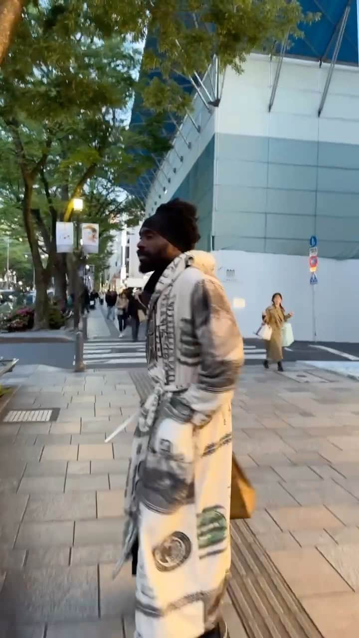 ピーター・ウタカのインスタグラム：「Tokyo vibes👌🏾 #peterutakaclothing   Song by  @phynofino」