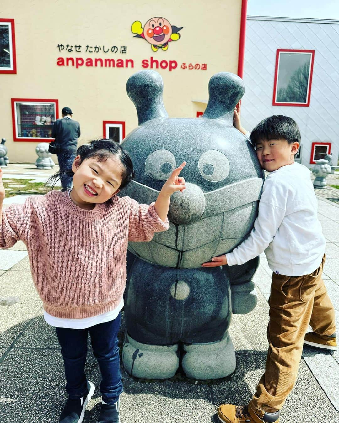 町田瑠唯さんのインスタグラム写真 - (町田瑠唯Instagram)「． 家族タイム‼︎ 色々あったけど、とりあえず みんなで集まれてよかったー‼︎ ． 甥っ子姪っ子たちがほんと可愛くて可愛くて、、、 でも、子供たちの体力はすごすぎる‼︎元気すぎる😂 ． この子達が大人になった時に、 頼りになるおばさんになれたらいいなあ〜。☺️ ． みんなからパワーもらって、 また頑張ってきます‼︎🙌 ありがとう‼︎  #きいちゃん #るいに人見知りほぼしない #身長153㎝ではありません #ハルくんに遊ばれる #あおちゃんはマイペース #アンパンマンショップ #keboz #みんなでお揃い #4月生まれ多い」4月18日 13時44分 - macchi0308