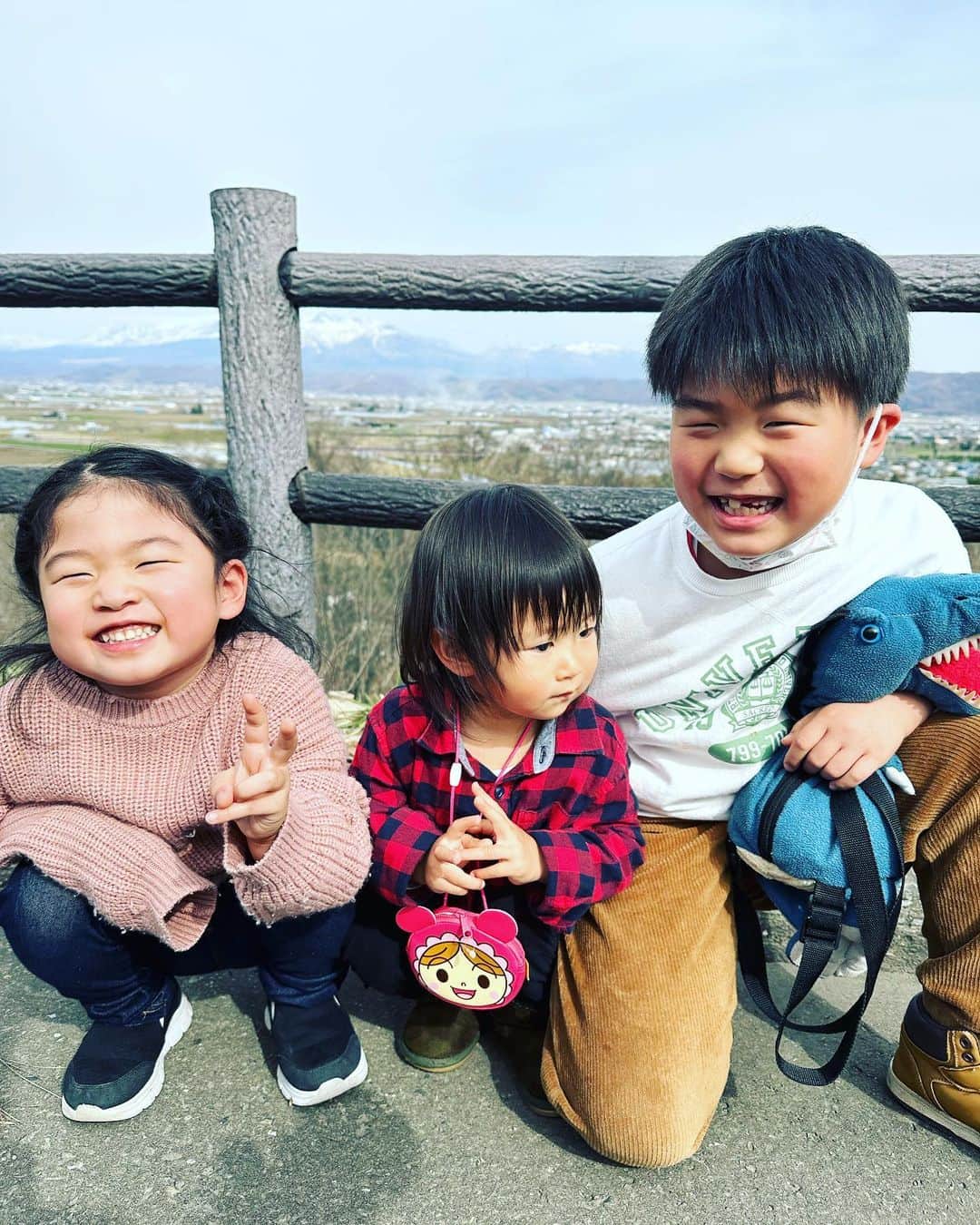 町田瑠唯さんのインスタグラム写真 - (町田瑠唯Instagram)「． 家族タイム‼︎ 色々あったけど、とりあえず みんなで集まれてよかったー‼︎ ． 甥っ子姪っ子たちがほんと可愛くて可愛くて、、、 でも、子供たちの体力はすごすぎる‼︎元気すぎる😂 ． この子達が大人になった時に、 頼りになるおばさんになれたらいいなあ〜。☺️ ． みんなからパワーもらって、 また頑張ってきます‼︎🙌 ありがとう‼︎  #きいちゃん #るいに人見知りほぼしない #身長153㎝ではありません #ハルくんに遊ばれる #あおちゃんはマイペース #アンパンマンショップ #keboz #みんなでお揃い #4月生まれ多い」4月18日 13時44分 - macchi0308