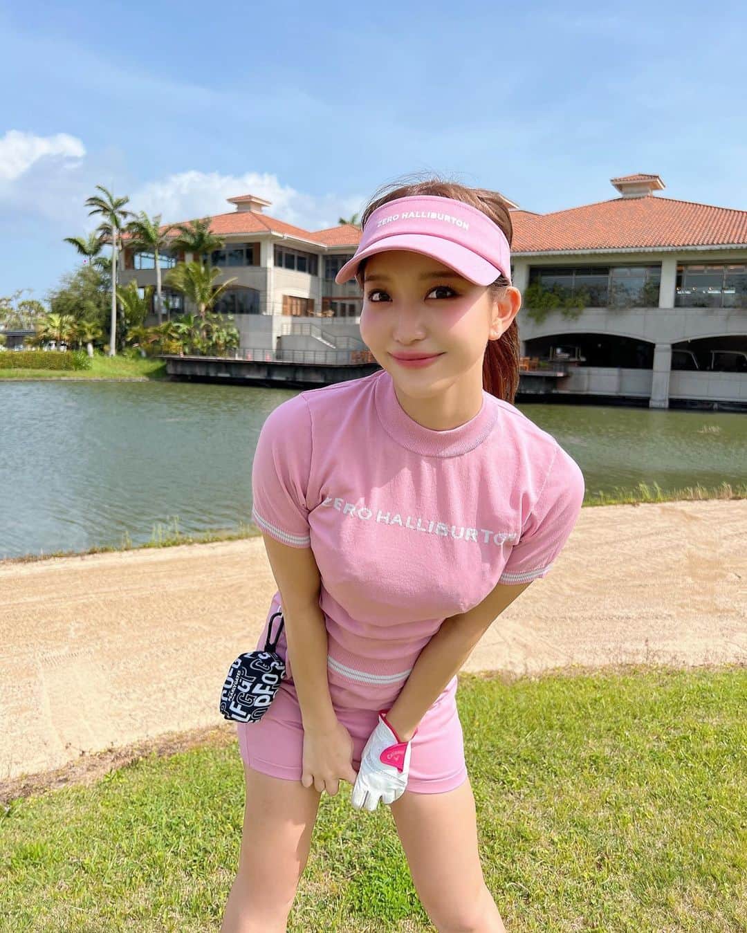 COCOのインスタグラム：「沖縄 @theattaterrace でgolf☀️  お揃いのゴルフウェアで💞 全身ピンクで超可愛い！ @zerohalliburton_jp   スコアは前半50だったのに… 後半沢山たたいて112(´；Д；`)♡  #golf #golflife #golfday #okinawa #trip #okinawatrip #golfgirls #沖縄」