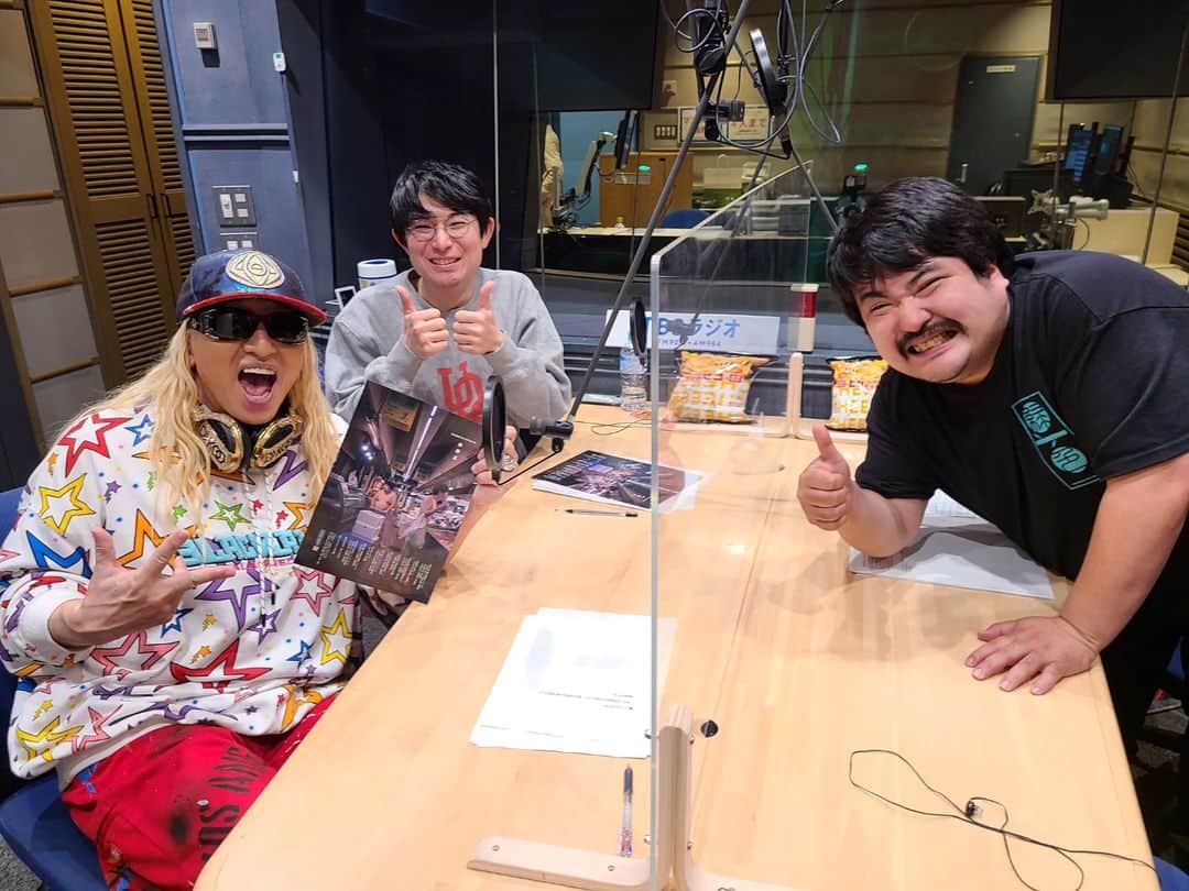 のインスタグラム：「TBSラジオ「空気階段の踊り場」  急遽、DJ KOO登場させて頂きました！ 単独公演「無修正」のラジオＣＭをその場で収録⚡️ヤバいバルDANCE！！   #odoriba954  #空気階段無修正  #水川かたまり  #鈴木もぐら  #DJKOO」