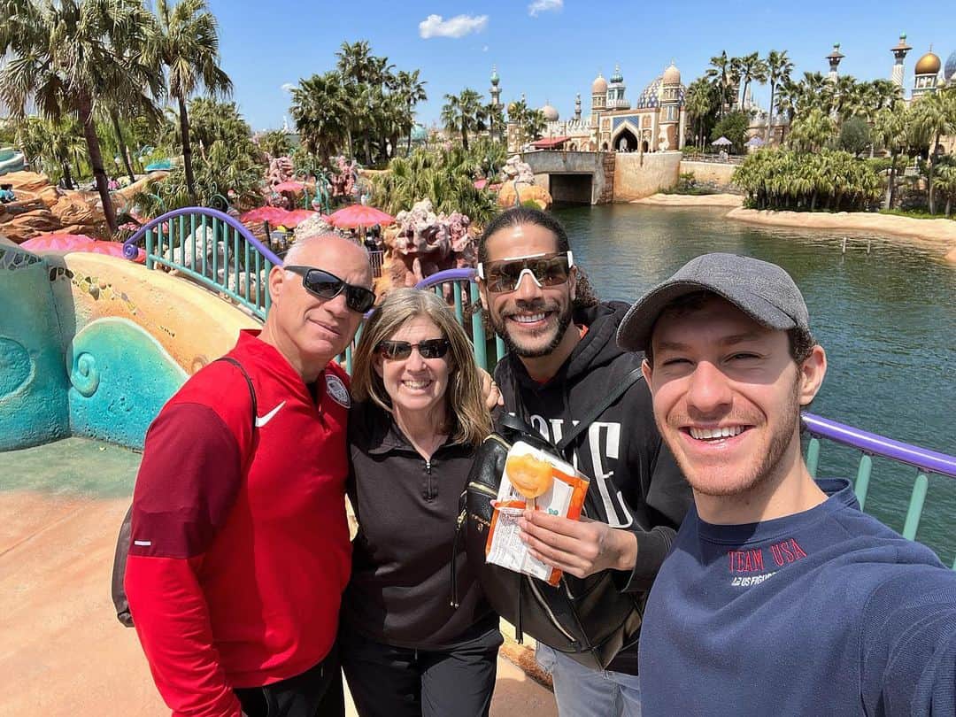 ジェイソン・ブラウンのインスタグラム：「A day at #tokyodisneysea! 東京ディズニーシーに行きました。楽しかったですね！☀️🌊🎌  #disney #tokyo #tokyodisney #japan #travel」