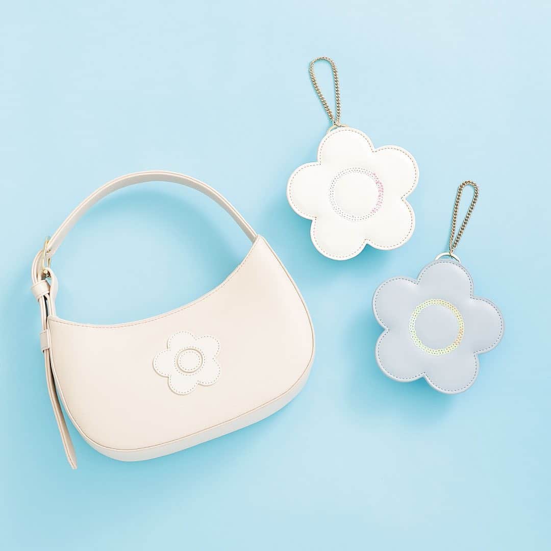 MARY QUANT officialのインスタグラム：「- #スパンコールデイジーダイカットポーチ - #ハーフムーンデイジーパッチミニトート 6月上旬より順次展開予定 - オンラインショップにて ラッピング無料キャペーン開催中！ 日頃の感謝を込めて 母の日の贈りものをしませんか？ - #MARYQUANT #2023SUMMER #NEWITEMS #FASHION - #マリークヮント #ポーチ #ミニトート #ハーフムーンバッグ」