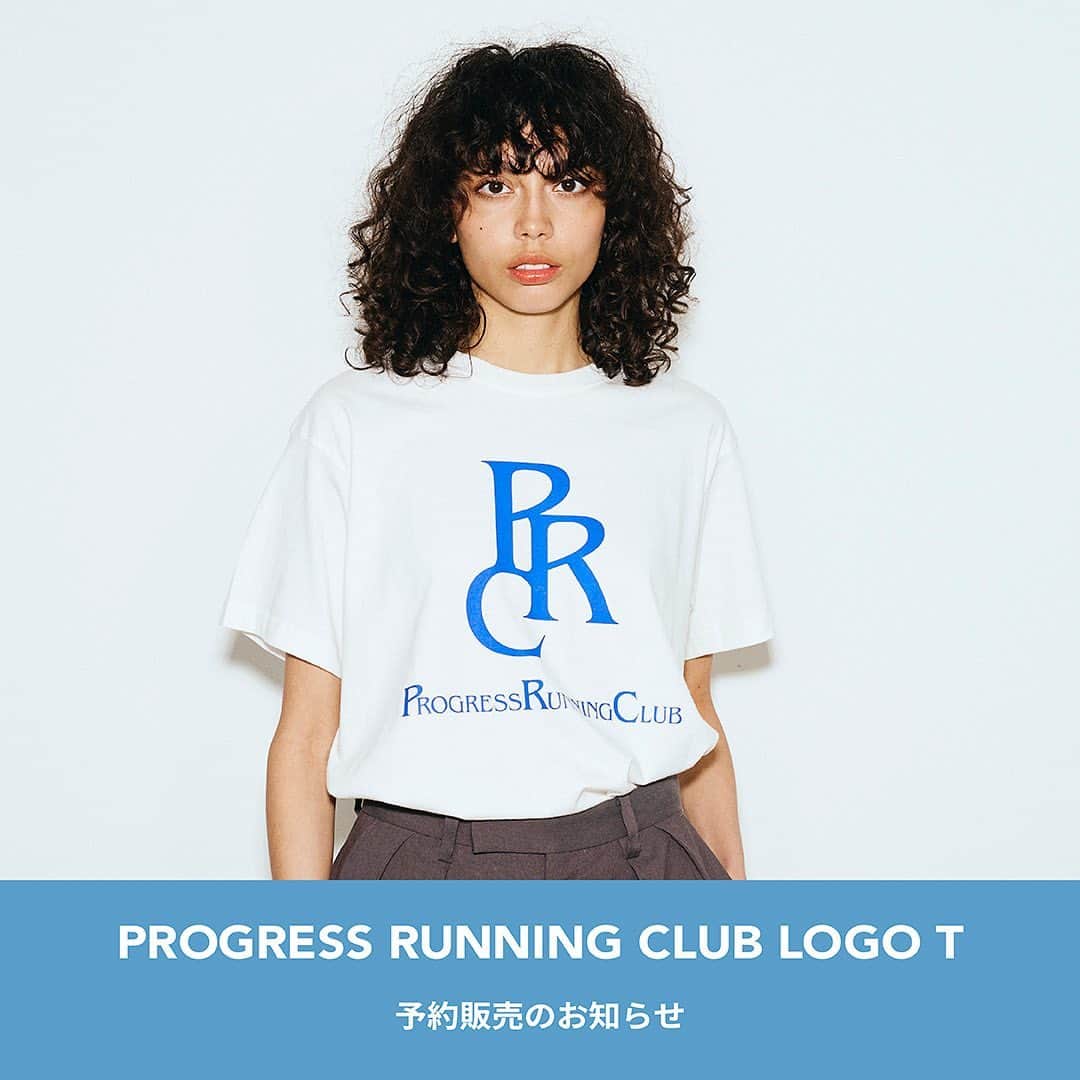 エリオポールのインスタグラム：「【PROGRESS RUNNING CLUB 】LOGO T 追加予約販売のお知らせ   80年代から90年代のランニングカルチャーに影響をうけ、ランニングを日課としていたメンバーがコロナ渦にウェルネスなライフスタイルを提唱する事を目的にロンドンで立ち上げたランニングクラブのロゴTシャツ。   フロントにロゴをあしらったTシャツはジャケットスタイルのインナーに合わせてポイントにしたり、1枚でカジュアルにコーディネートしても存在感のあるアイテムです。   発売と同時に人気で一度完売したこのTシャツが再入荷！ 公式ECサイトにて予約販売をスタートしております。 ぜひお早目にECサイトをご覧ください。   LOGO PRINT T-SHIRT 品番 : 13026002051PN 価格：6.380円（税込み） カラー：ホワイト サイズ：M. L お届け：6月上旬  @heliopole_official #HELIOPOLE  #エリオポール」