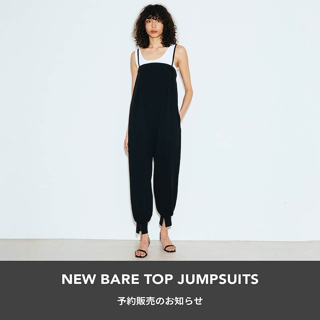 エリオポールのインスタグラム：「<JERSEY BARE TOP JUMPSUITS 追加予約販売のお知らせ >  今シーズン大人気で完売したベアトップのジャンプスーツ。暑いシーズンに向けて少しライトな編み立ての素材にアップデートして再登場いたします。布帛のジョーゼットのように「きちんと」見えるジャージ素材は、手洗い出来るイージーケアな素材です。インナーにカットソーを合わせても、そのままジャケットなどを羽織ってセットアップでも着回しできる1着です。  公式ECサイトにて予約販売をスタートしております。 ぜひお早目にECサイトをご覧ください。    NEW BARE TOP JUMPSUITS 品番 : 13003108066HN 価格：29.700円（税込み） カラー：ブラック サイズ：36. 38. 40 お届け：6月上旬  @heliopole_official #HELIOPOLE  #エリオポール」