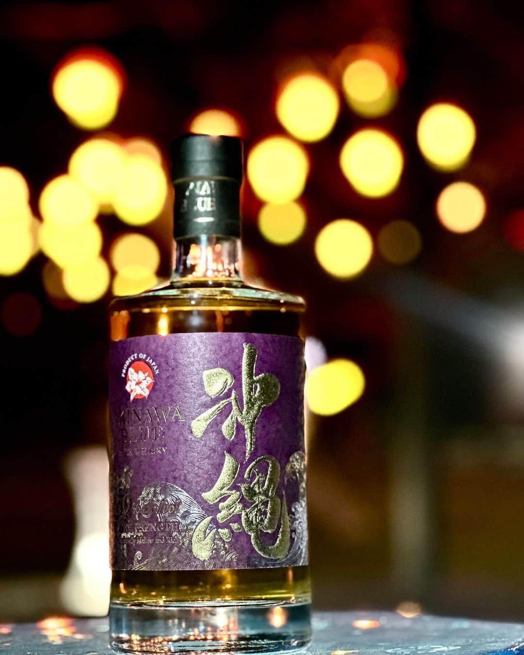 小川麻琴さんのインスタグラム写真 - (小川麻琴Instagram)「お世話になっている沖縄の久米仙酒造さん( @kumesen1952 ) の沖縄BLUEシリーズから  「沖縄BLUE59度 カスクストレングス」  ( @okinawabluewhisky )  というウィスキーの新商品が本日から予約販売スタートになりました🥃✨  久米仙さんのウィスキーお米から作られているので、度数は強くてもまろやかな甘みで女性も飲みやすいウィスキーなんですよ🤭❤️  私はよくお父さんのプレゼントとして沖縄BLUEを送っています😌  パッケージのデザインも凄くゴージャスで綺麗なので、母の日や父の日のプレゼントにもピッタリですね✨  撮影は沖縄県で初の琉装🌺  伝統的な衣装ってなかなか着る機会がないので、とてもワクワクしました✨  今回の撮影は公私共に仲良くしてもらってるmkcafeマネージャーの桜井ゆりさん( @yuri_sakuraiii )がサポートとして付き添ってくれたのですが、、  気づいたら一緒に仲良く撮影まで🤭❤️  皆んなで和気あいあいな撮影、楽しかったな😍  #久米仙酒造  #ウィスキー  #ライスウィスキー  #沖縄blue  #沖縄  #ウィスキー女子」4月18日 13時59分 - 1029_makoto
