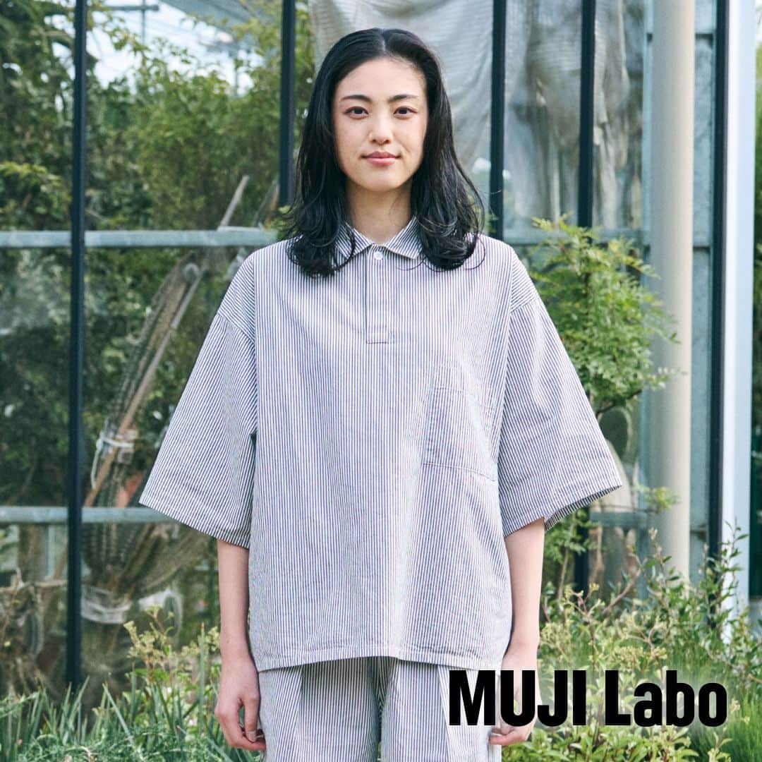 無印良品さんのインスタグラム写真 - (無印良品Instagram)「【MUJI Labo】5月の新作 涼感シャツ - 飾り立てるファッションから距離を置いた、実験室「MUJI Labo」。 毎月テーマを決めて、将来の無印良品のベーシックになる新しい服を開発しています。  5月の新作は、『涼感洗いざらしサッカー織り半袖シャツ』です。  凹凸のある素材で仕立てました。 さらりとした肌触りと、清涼感のある着心地です。  「MUJI Labo」がつくる、性別や年齢、体型に関係なく着用できるサイズ感の服たち。 自分にあったサイズは、商品ページ内「サイズガイド」から確認できます。  ※モデル身長：紳士 184cm、婦人 171cm - #無印良品 #MUJI #MUJILabo #男女兼用 #ユニセックス #半袖シャツ #セットアップ」4月18日 14時00分 - muji_global