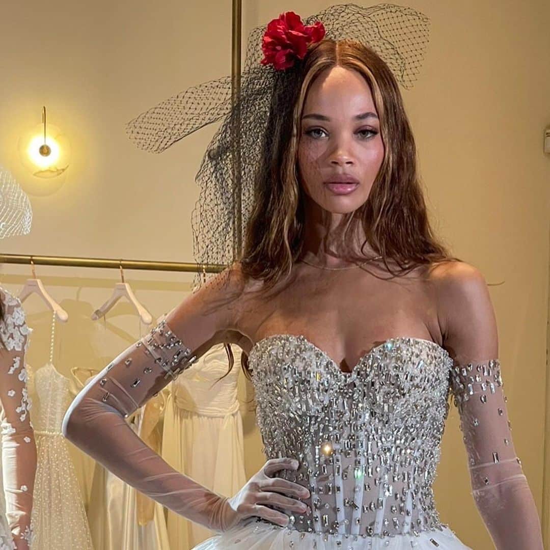 Magnolia Whiteのインスタグラム：「情熱的な恋愛が象徴的なスペインのオペラ「カルメン」にインスパイアされた、ガリア・ラハブの最新作コレクション　「AMOR: A Bold and Untamed Bridal Collection」 大胆かつ繊細、そして完璧なフォルムと細部まで美しいディテールに満ちたガリア・ラハブの真骨頂ともいえる、力強い女性美を象徴した最新作コレクション。 日本の皆様にお届けできる日を、ぜひ楽しみにお待ちください！  “Love is a child of Bohemia, It has never known any law.” ――ジョルジュ・ビゼー、スペインのオペラ「カルメン」より」