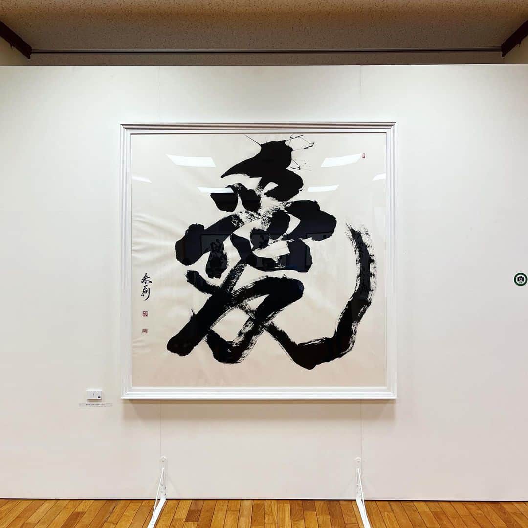堂島孝平さんのインスタグラム写真 - (堂島孝平Instagram)「竹内朱莉さんの書道展『煌々舞踊』行ってきました。素晴らしかったし、とにかくカッコよかったです。  書道展自体が初めてでしたが、「書」から放たれるエネルギーをまじまじと感じて痺れました。アート的でいて、デザインとしての見え方もしていて、それは音楽と近しいものでもあり興味深かったです。  思えばわたしは2021年のひなフェスで竹内さんが書いた「石田のパン」の書体と、それを書く動画を見て(石田亜佑美さんが最後に一筆を入れる。そこがまた良い)、文字に出る個性と即興性の高さに面白味を感じていました。 ひらめく瞬間というのはイメージとして軽やかなものだけど、今回の展示では小さな頃に書かれた書もあり、それらを見るとたくさんの積み重ねがあってこその今なのだなと、つい自分でも忘れがちなことを思い出させてももらえました。  今日はご本人が在廊されていて、ご挨拶もできてよかったです！  #アンジュルム #煌々舞踊  #へんじははい」4月18日 14時04分 - dojima_kohei