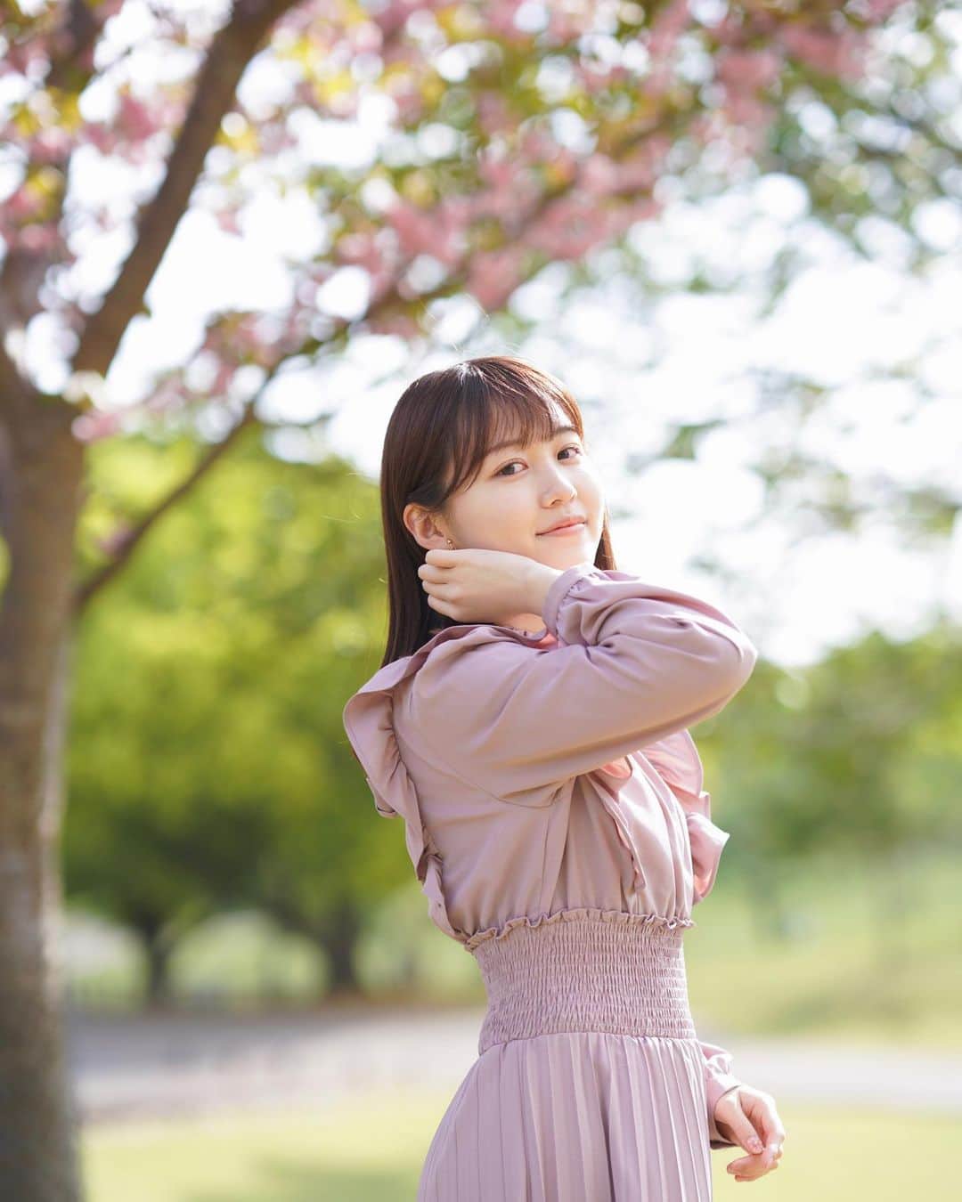 今井陽菜のインスタグラム：「初めてのポートレート撮影での1枚... 八重桜が綺麗でした🌸🍃 ・ ・ ・ #ポートレート #関西ポートレート#ポートレート撮影 #関西被写体#奈良公園 #シロクロ撮影会」