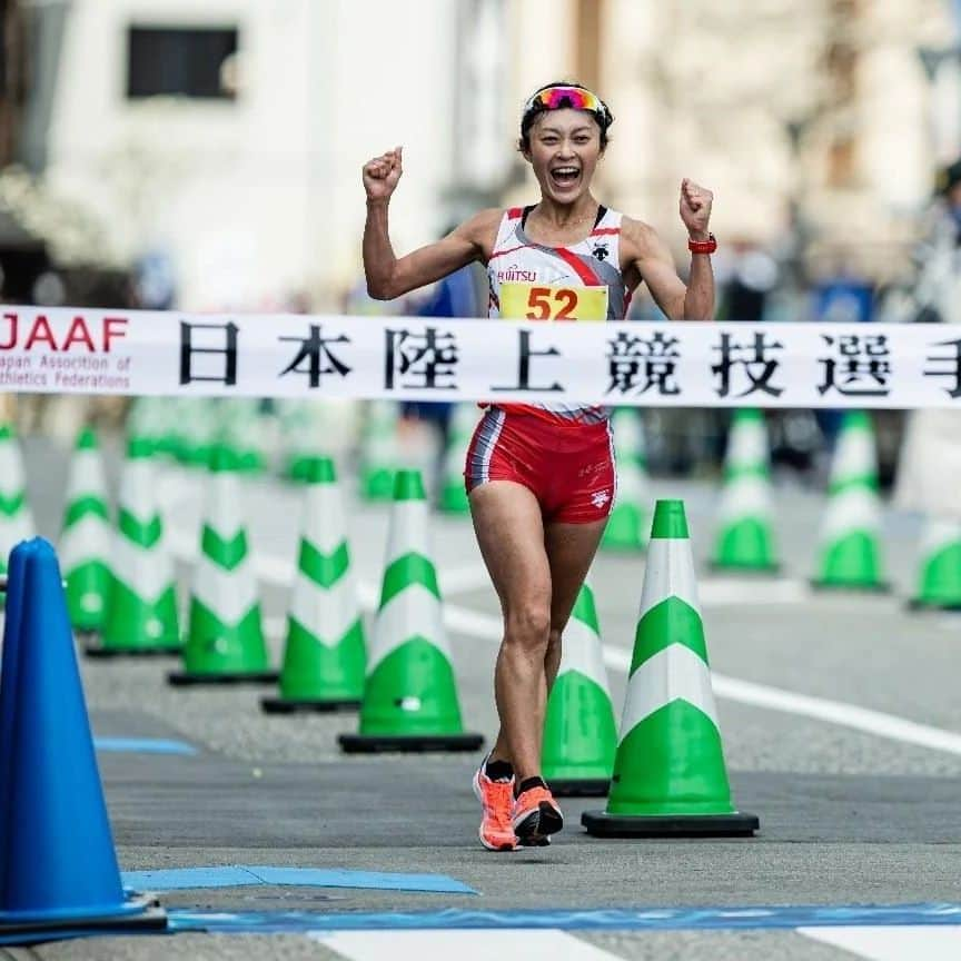 岡田久美子さんのインスタグラム写真 - (岡田久美子Instagram)「日本選手権35km競歩、日本新で優勝することができました😳  近年は、なかなか結果を残せずに苦しんできましたがやっと納得のいく歩きができたと思います。  日本新の好タイムを出せたのはラスト10kmで大幅にペースアップしてくれた園田さんのおかげです。  この大会にむけ覚悟を決めてからの練習とレースを終えて、 “35kmの練習は底力がつく” という感覚でした。  これからもさまざまなことに挑戦し続け、支えてくださる方々と喜びを分かち合えるよう頑張ります！応援ありがとうございました✨ #日本選手権35km競歩　 #racewalker #競歩 #輪島競歩」4月18日 14時08分 - okaoka1017