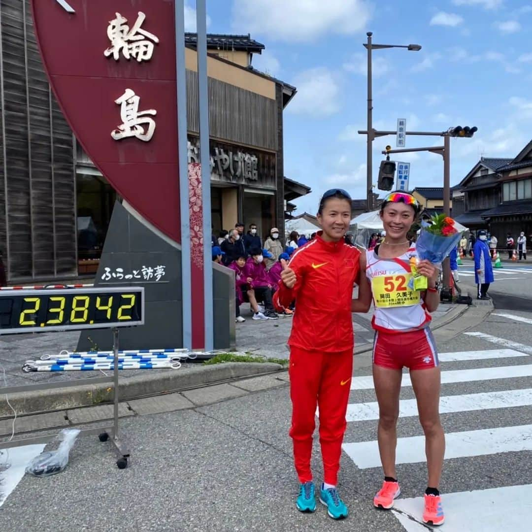 岡田久美子さんのインスタグラム写真 - (岡田久美子Instagram)「日本選手権35km競歩、日本新で優勝することができました😳  近年は、なかなか結果を残せずに苦しんできましたがやっと納得のいく歩きができたと思います。  日本新の好タイムを出せたのはラスト10kmで大幅にペースアップしてくれた園田さんのおかげです。  この大会にむけ覚悟を決めてからの練習とレースを終えて、 “35kmの練習は底力がつく” という感覚でした。  これからもさまざまなことに挑戦し続け、支えてくださる方々と喜びを分かち合えるよう頑張ります！応援ありがとうございました✨ #日本選手権35km競歩　 #racewalker #競歩 #輪島競歩」4月18日 14時08分 - okaoka1017